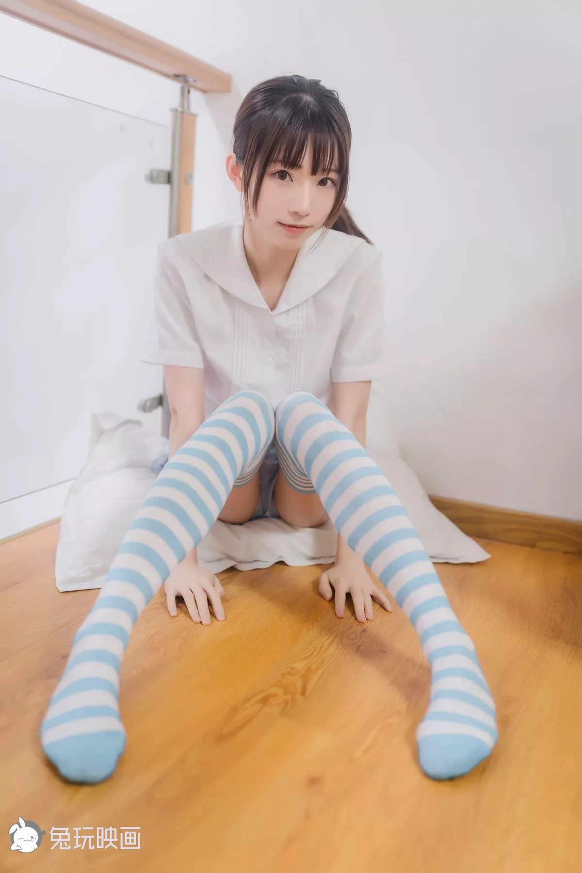 尤物Cosplay 魅魔密拍 兔玩映画 蓝白条纹袜