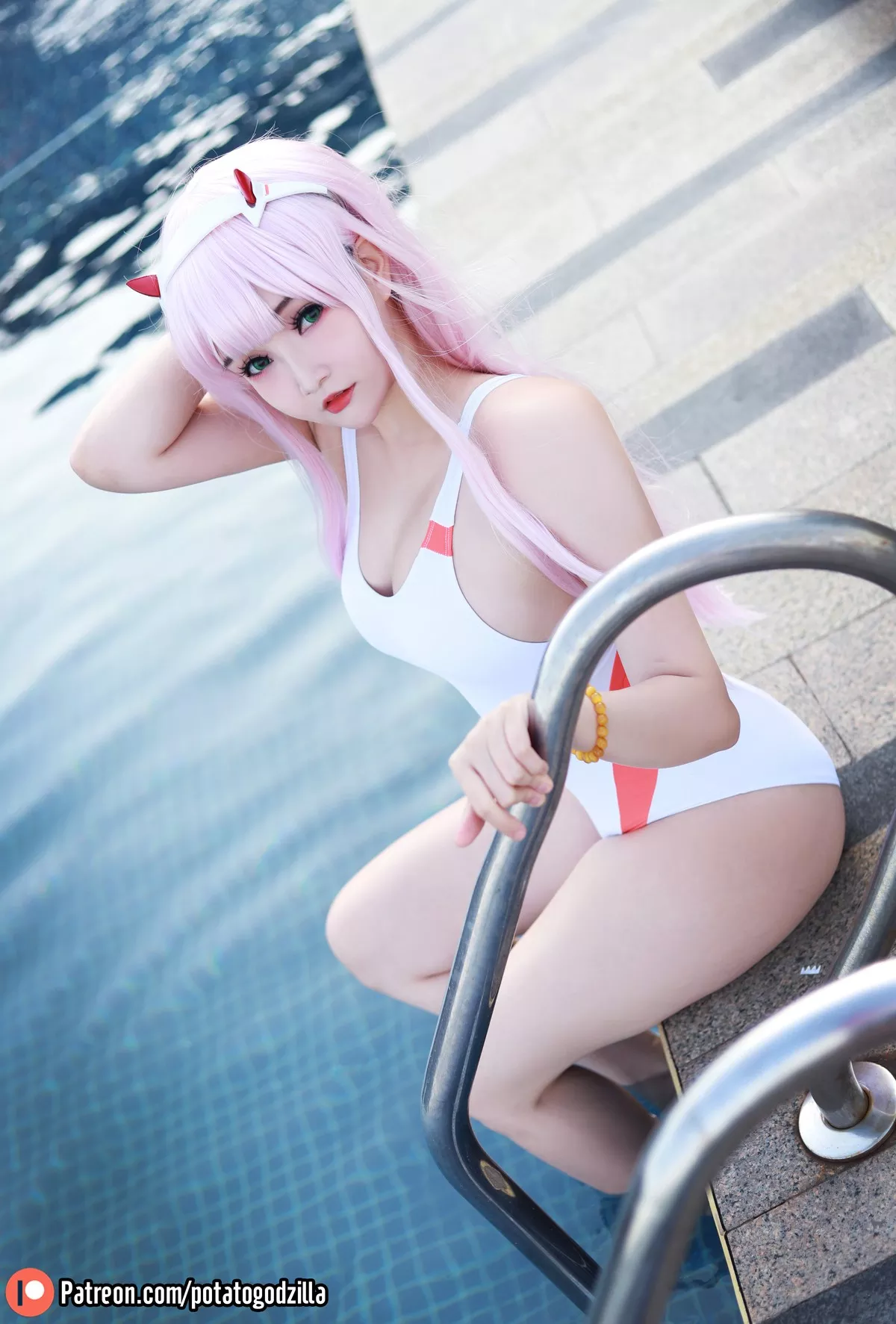 女神Cosplay 妩媚密拍 Potato Godzilla Zero Two 泳装