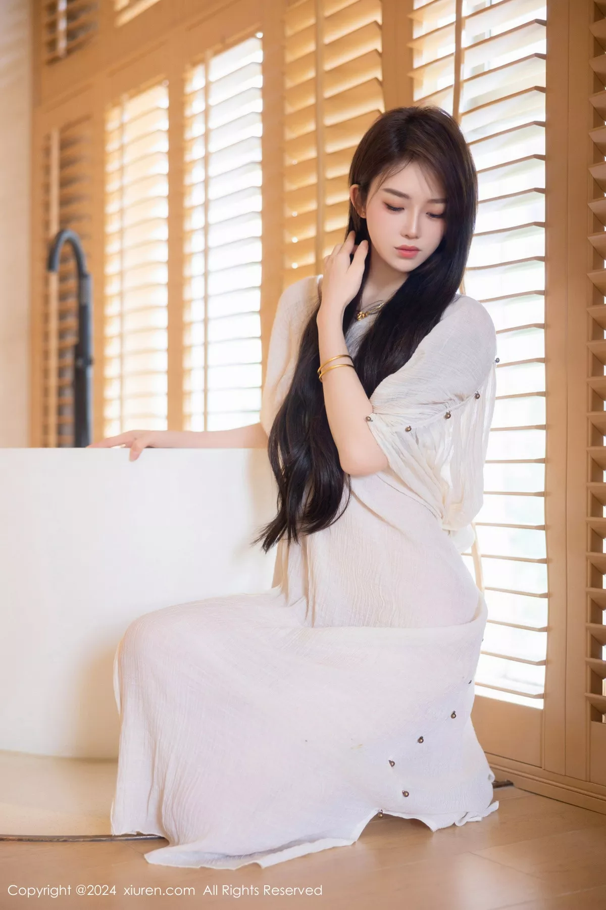 【秀人XIUREN网XiuRen】 No.8842 新人魅模夏竹 性感 浅色连衣裙 白色 薄纱服饰 秀轻巧身段 迷惑影像精摄