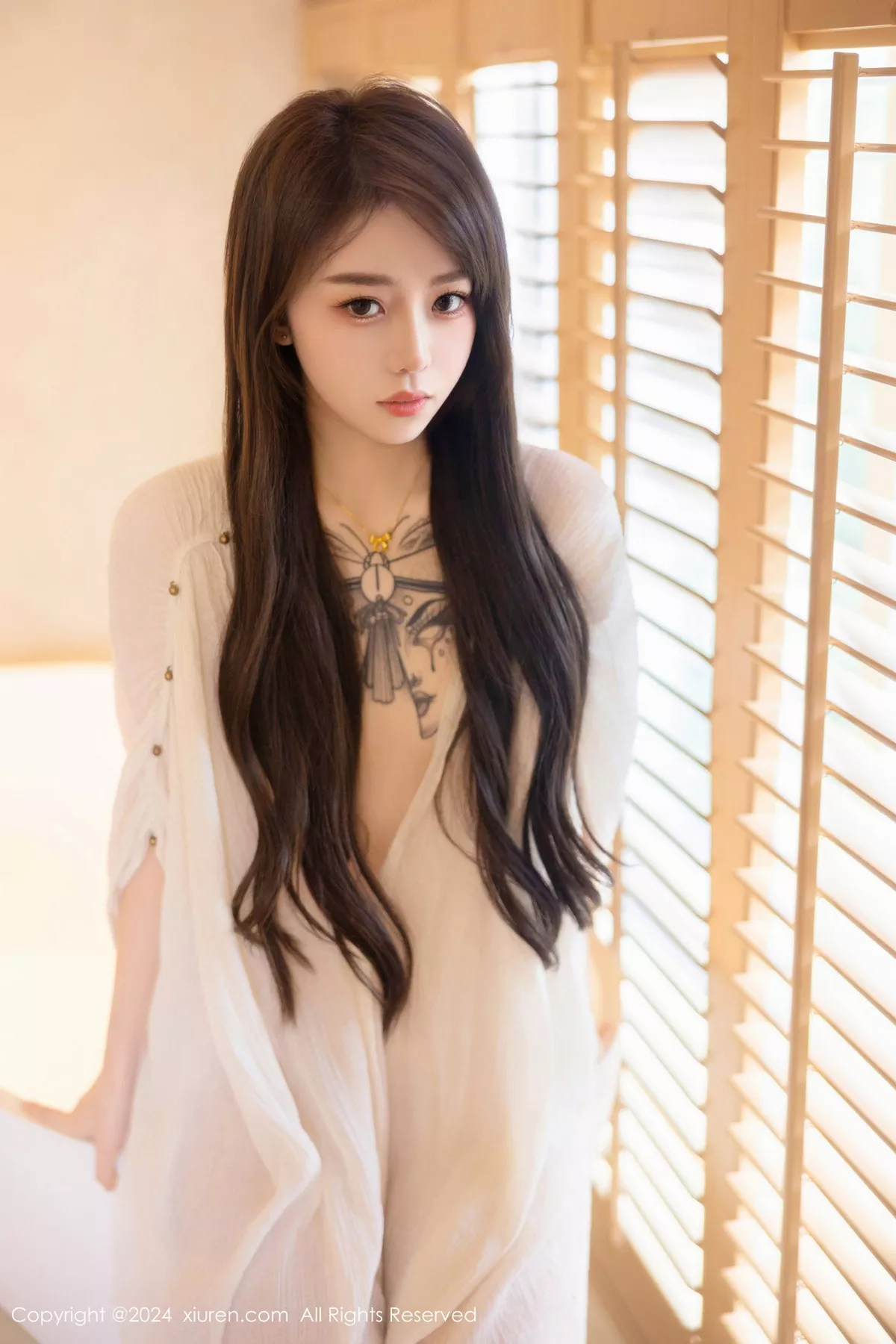 【秀人XIUREN网XiuRen】 No.8842 新人魅模夏竹 性感 浅色连衣裙 白色 薄纱服饰 秀轻巧身段 迷惑影像精摄