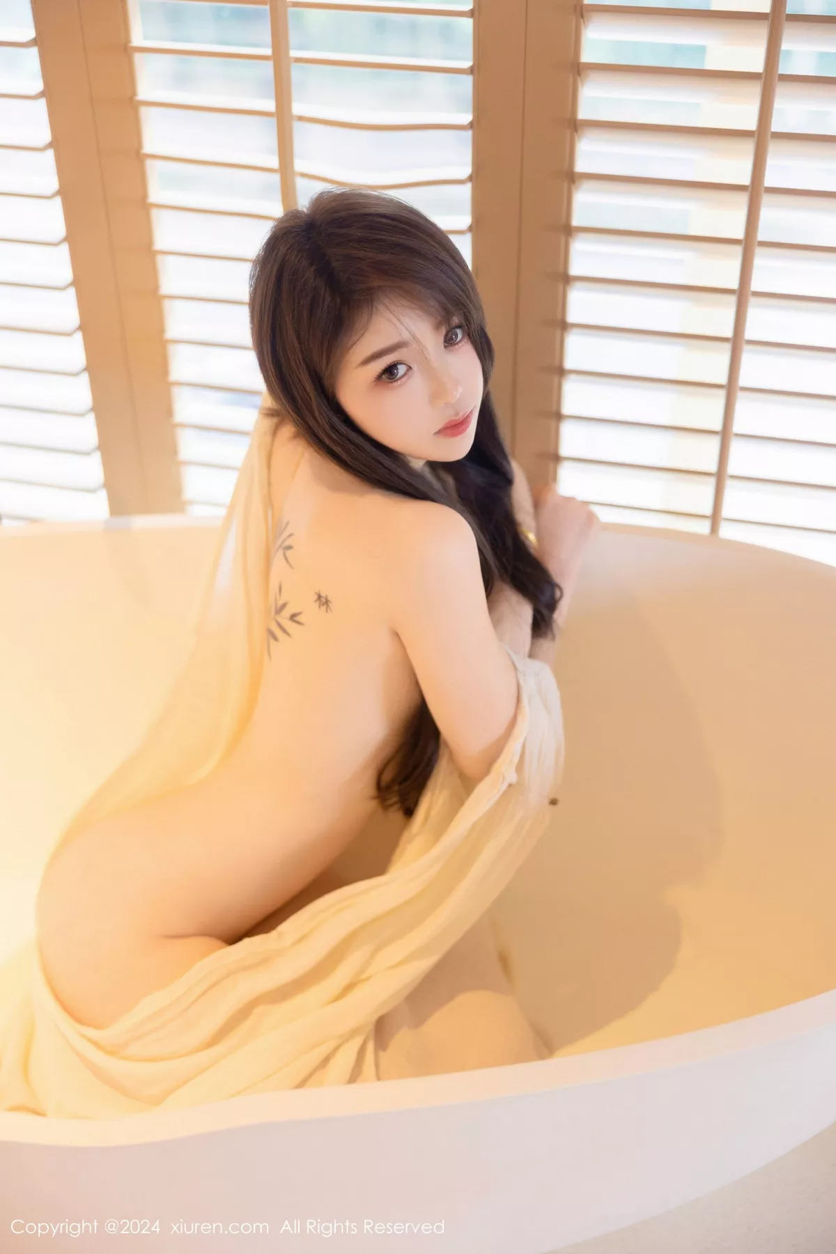 【秀人XIUREN网XiuRen】 No.8842 新人魅模夏竹 性感 浅色连衣裙 白色 薄纱服饰 秀轻巧身段 迷惑影像精摄