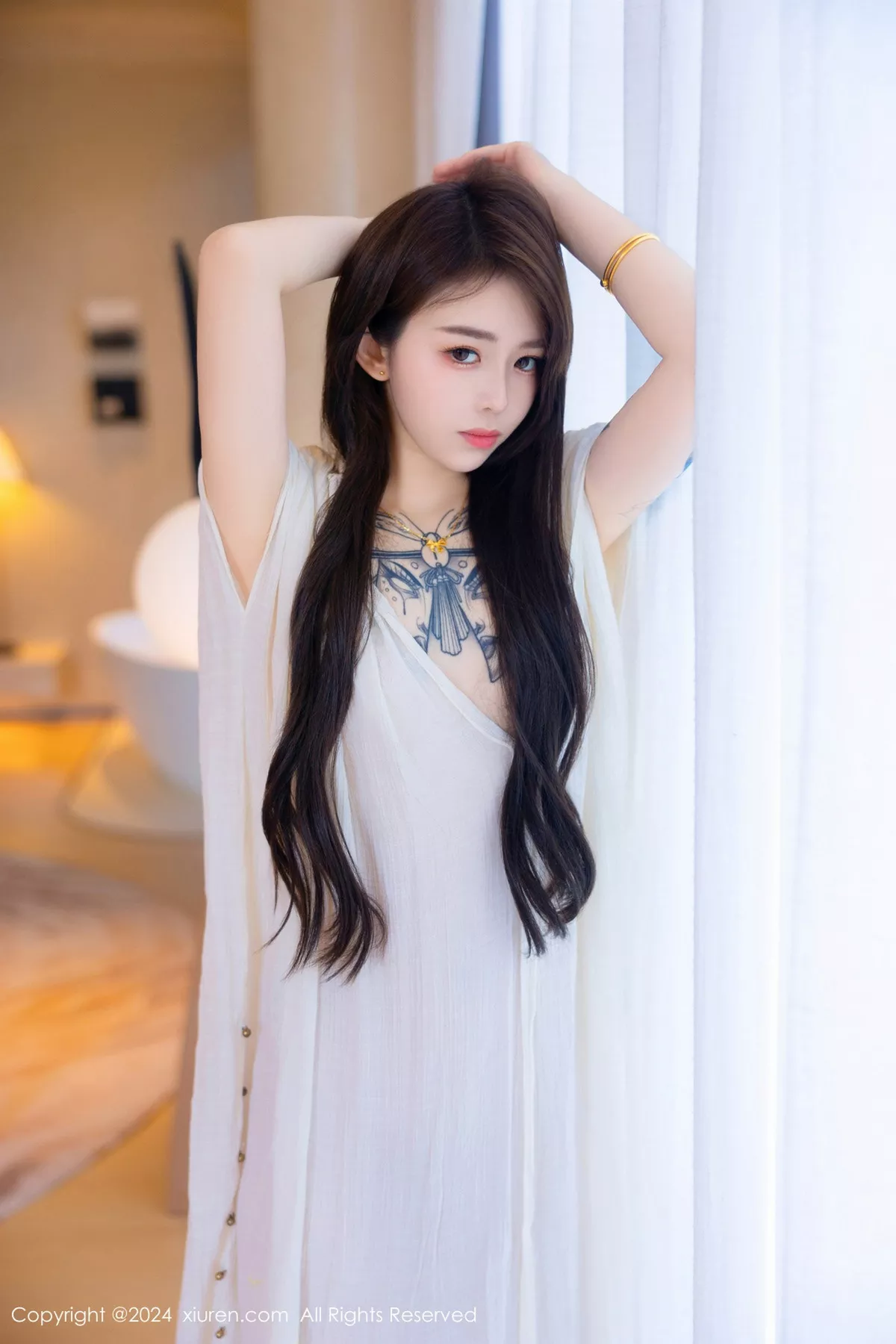 【秀人XIUREN网XiuRen】 No.8842 新人魅模夏竹 性感 浅色连衣裙 白色 薄纱服饰 秀轻巧身段 迷惑影像精摄