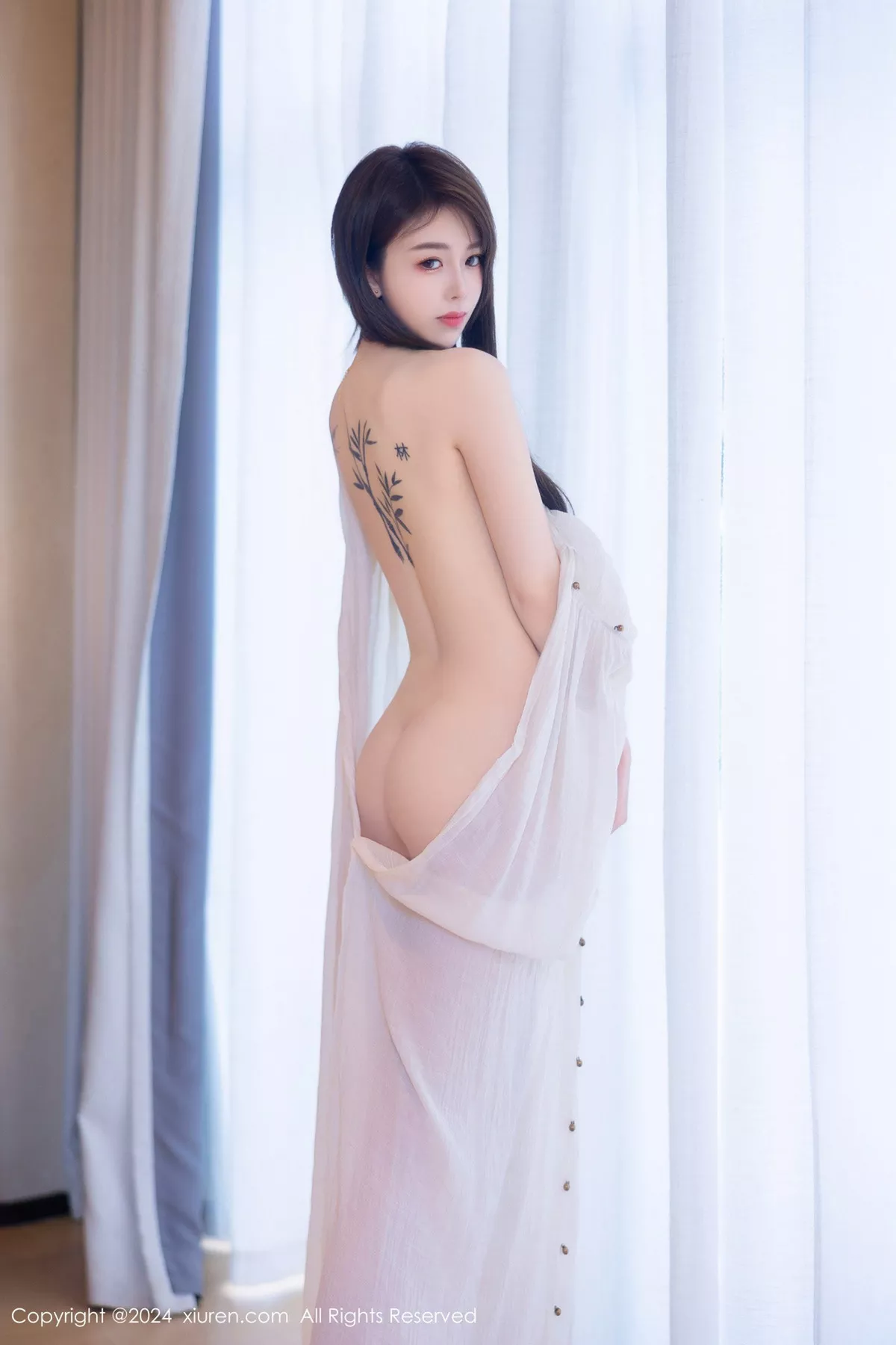 【秀人XIUREN网XiuRen】 No.8842 新人魅模夏竹 性感 浅色连衣裙 白色 薄纱服饰 秀轻巧身段 迷惑影像精摄