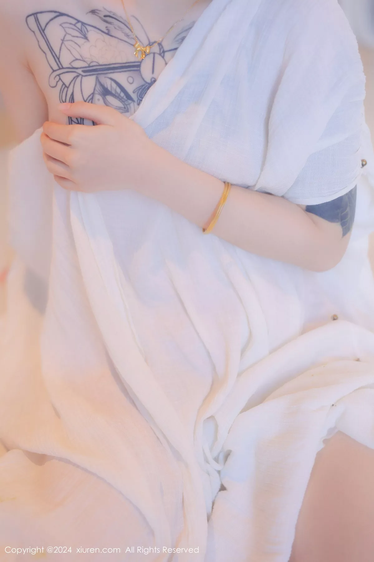 【秀人XIUREN网XiuRen】 No.8842 新人魅模夏竹 性感 浅色连衣裙 白色 薄纱服饰 秀轻巧身段 迷惑影像精摄