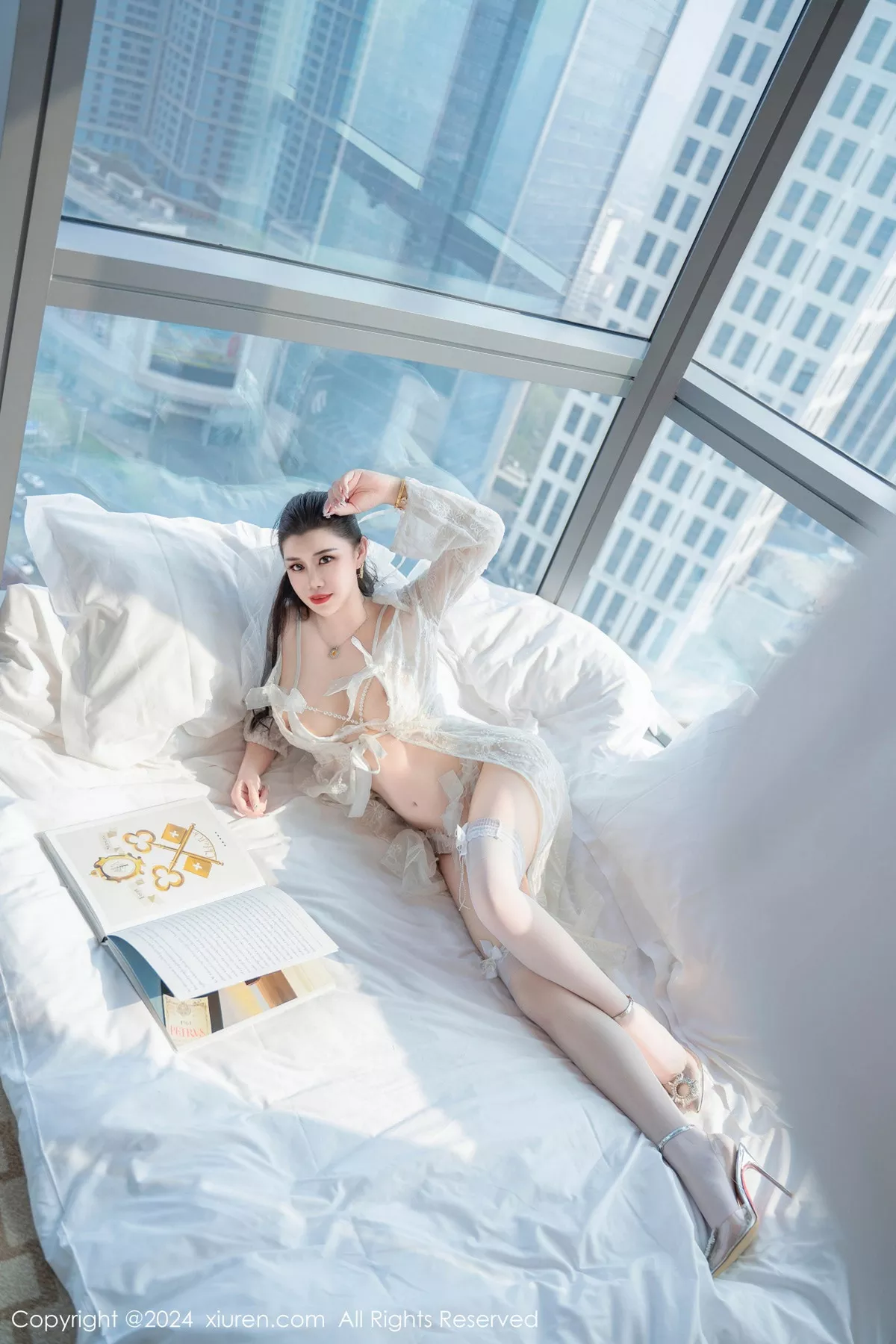 【秀人网XiuRen】 No.8837 靓模王婉悠Queen 白色 蕾纹珍珠睡衣 白色丝袜袜 秀丰盈体态 密拍情趣重组