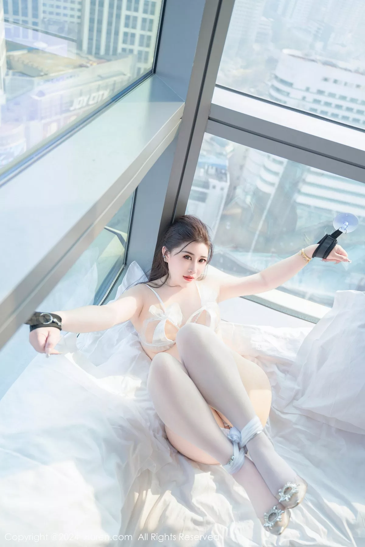 【秀人网XiuRen】 No.8837 靓模王婉悠Queen 白色 蕾纹珍珠睡衣 白色丝袜袜 秀丰盈体态 密拍情趣重组