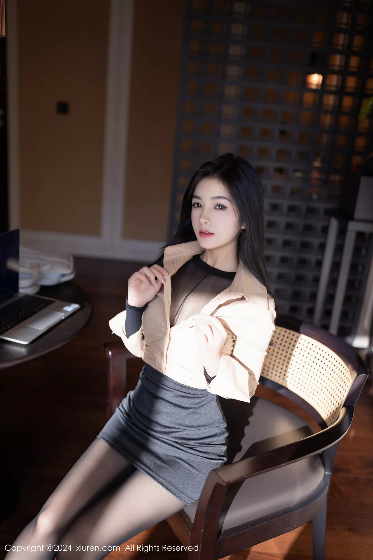 【秀人网XiuRen】 No.8835 模特谭小灵 妩媚OL服饰 轻薄 连体黑丝 丰盈惹火形体 私摄情趣重金