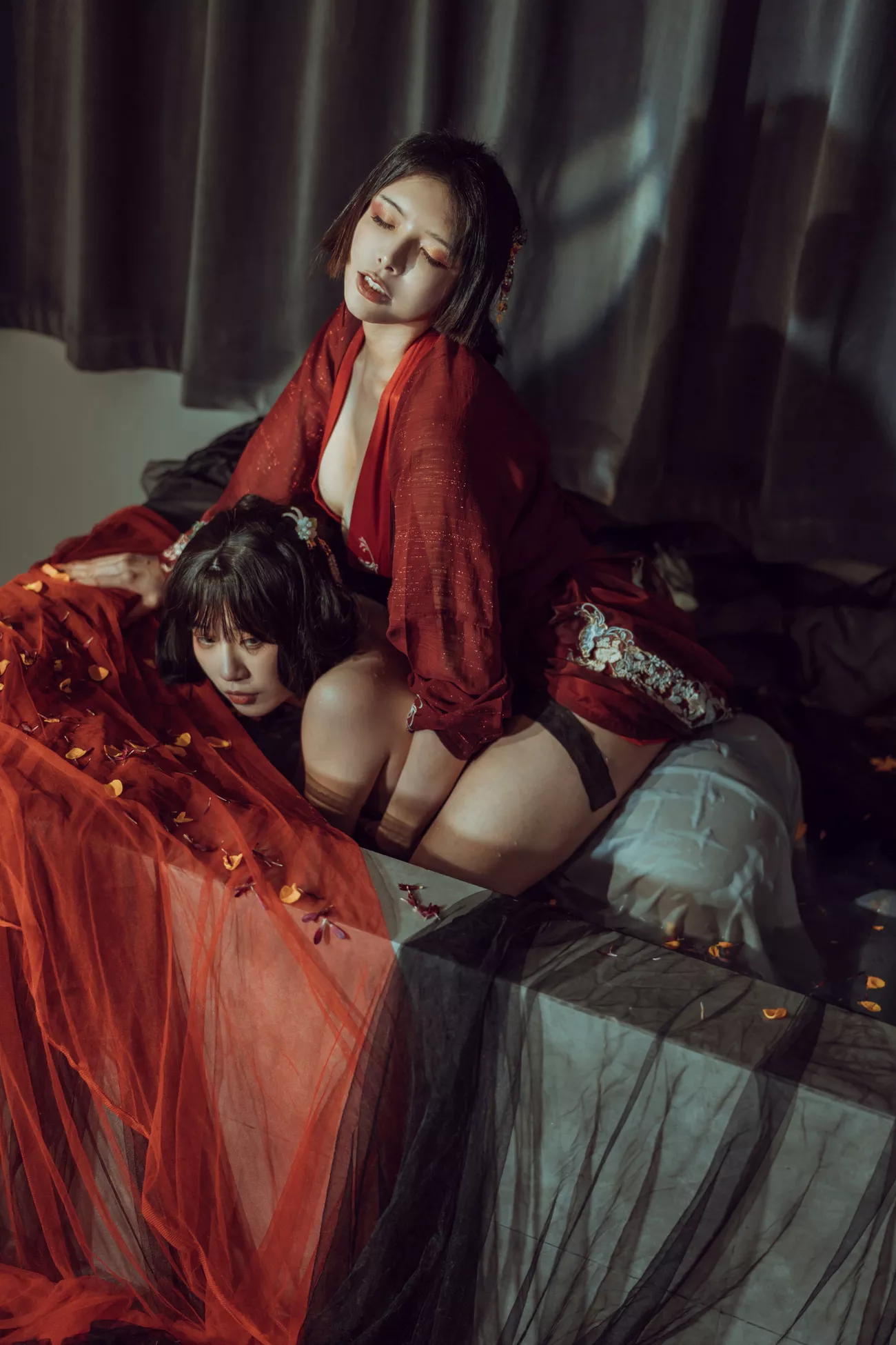 优秀 私摄 艺术图 秋和柯基 《昏红帐》