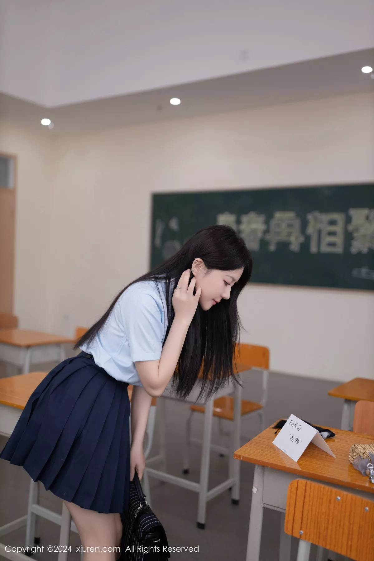 【秀人网XiuRen】 Vol.8854 靓模鱼子酱Fish 教室场景 风采 学生职业套装 黑色丝袜袜 秀柔顺曲线 私拍写真重摄