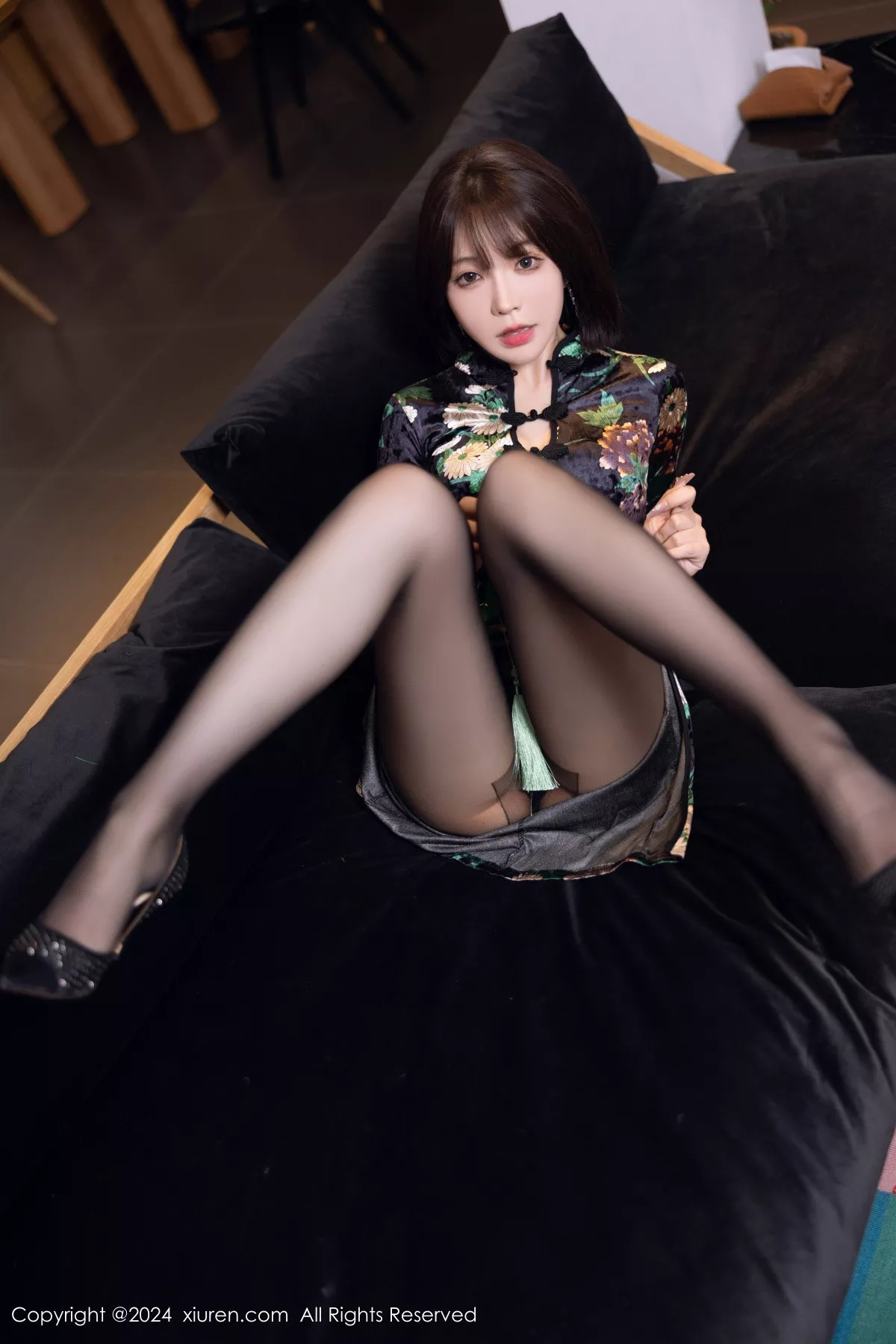 【秀人XiuRen网XiuRen】 No.8876 仙女 徐莉芝Booty 妩媚 深色图案旗袍 轻透黑色丝袜 秀婀娜身姿 诱惑情趣重购