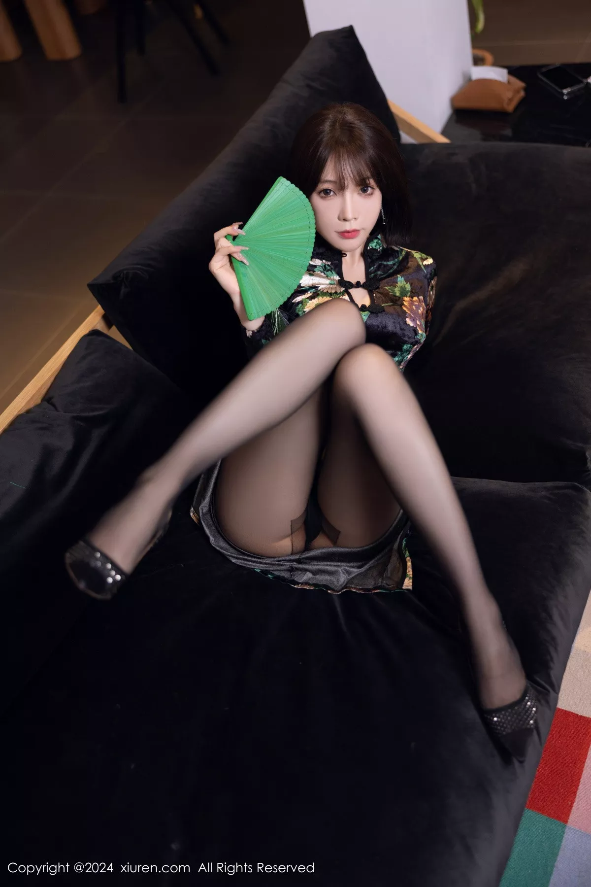 【秀人XiuRen网XiuRen】 No.8876 仙女 徐莉芝Booty 妩媚 深色图案旗袍 轻透黑色丝袜 秀婀娜身姿 诱惑情趣重购