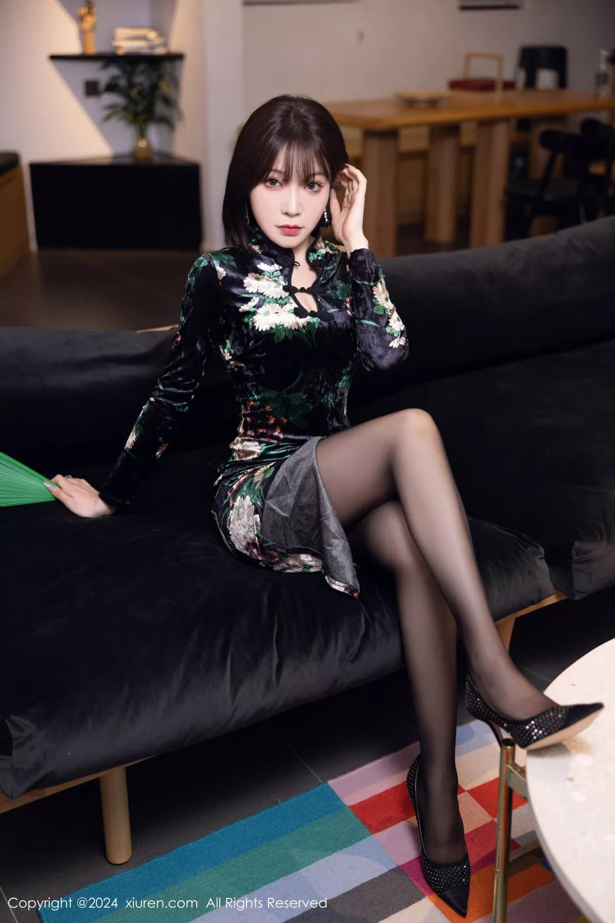 【秀人XiuRen网XiuRen】 No.8876 仙女 徐莉芝Booty 妩媚 深色图案旗袍 轻透黑色丝袜 秀婀娜身姿 诱惑情趣重购