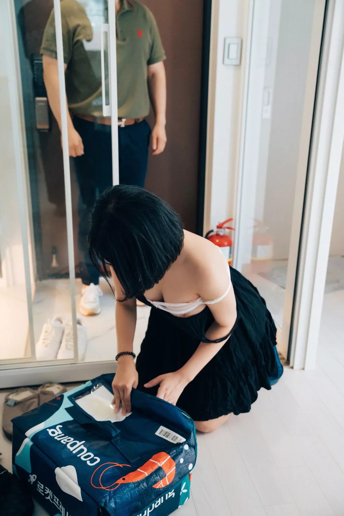 ZIA.Kwon【Loozy 淫惰萝莉 高丽女神摄影 】 高丽女神摄影 With Delivery Man 全集修正