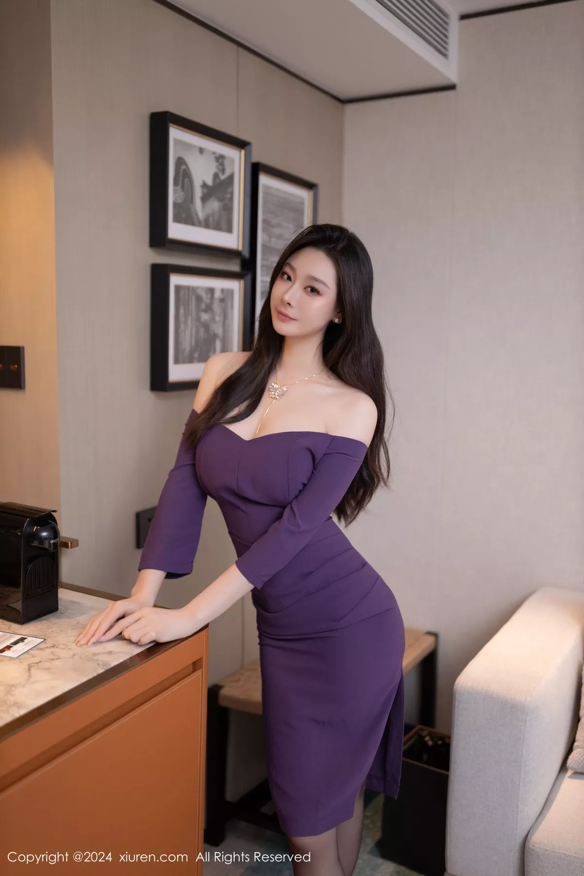 【秀人XiuRen网XiuRen】 No.8881 美模小逗逗 风度 紫色 连衣短裙 超透黑丝 秀飘逸身段 完美密拍艺术图重组