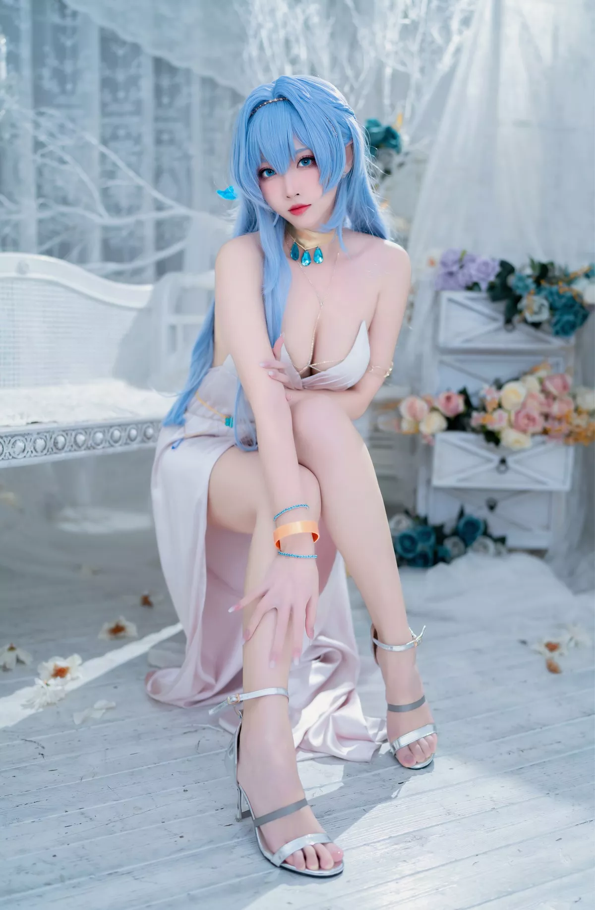 美人Cosplay �m本�@ Nikke胜利女神 海伦娜礼服