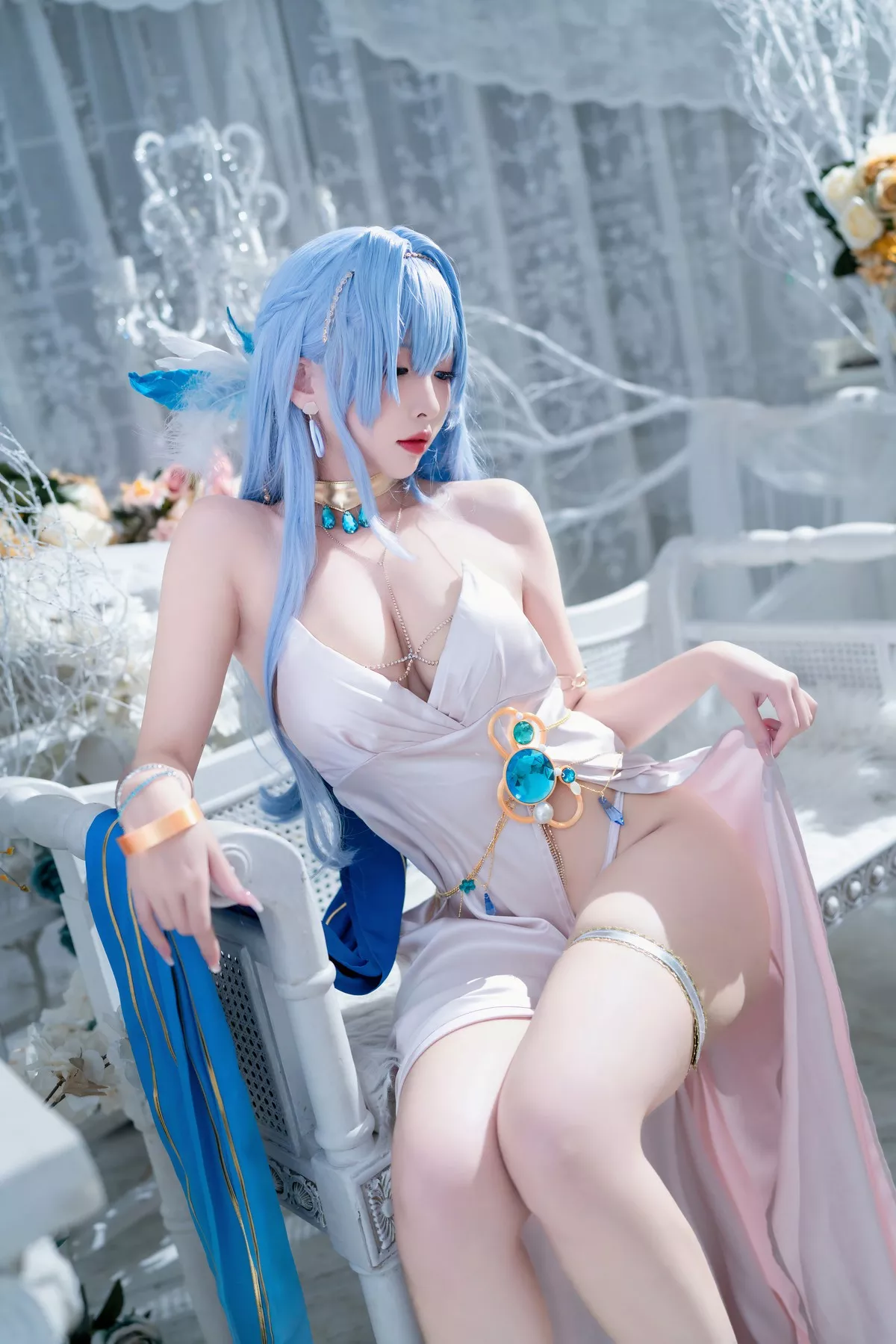 美人Cosplay �m本�@ Nikke胜利女神 海伦娜礼服