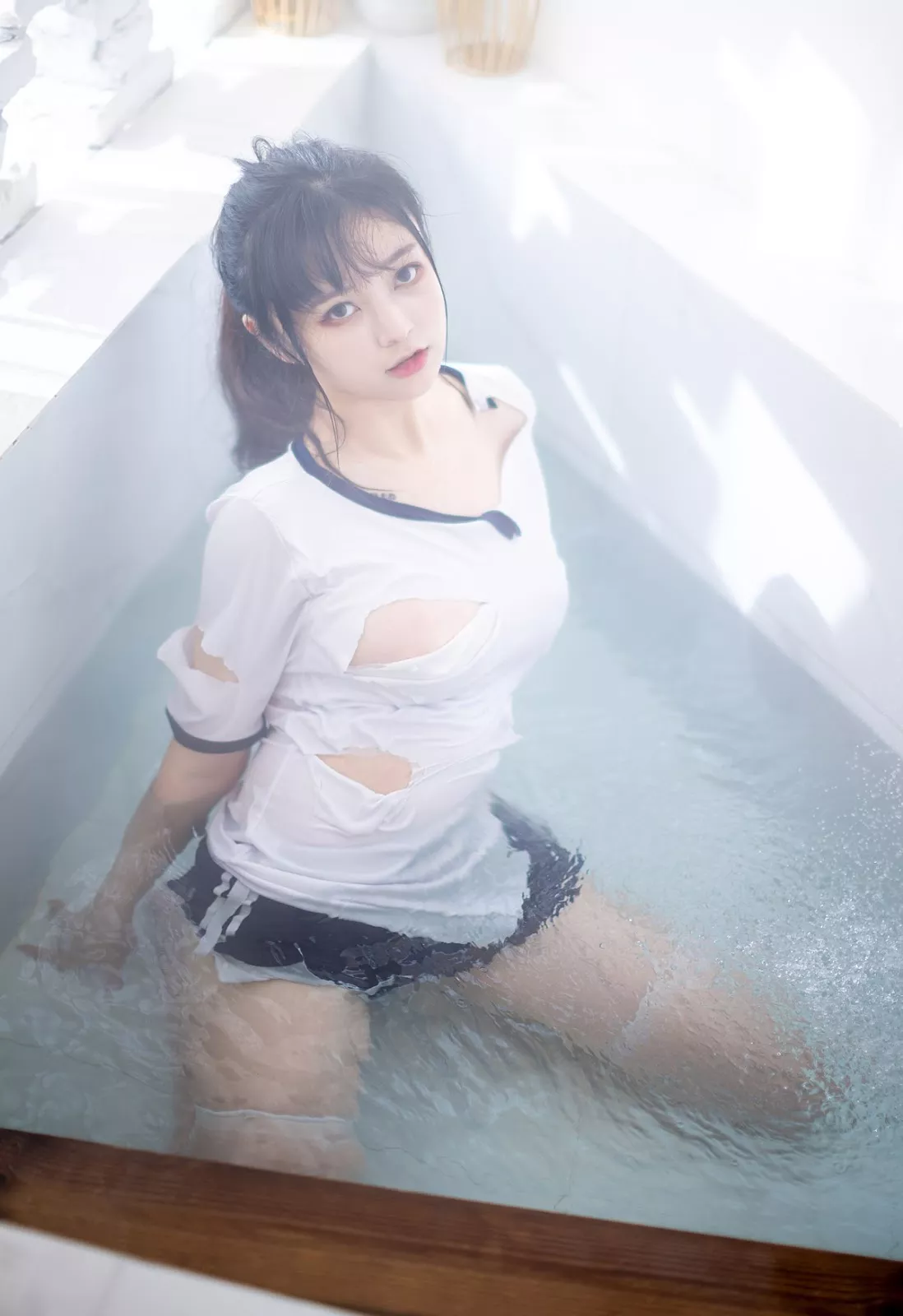 尤物Cosplay 奇行家狗崽 浴场的体操服