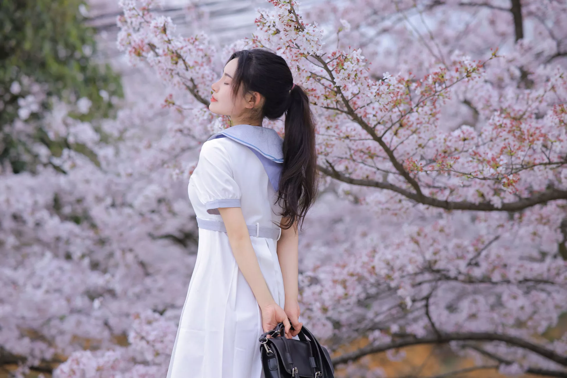 高清写真套图 桃暖酱 《上学路上》