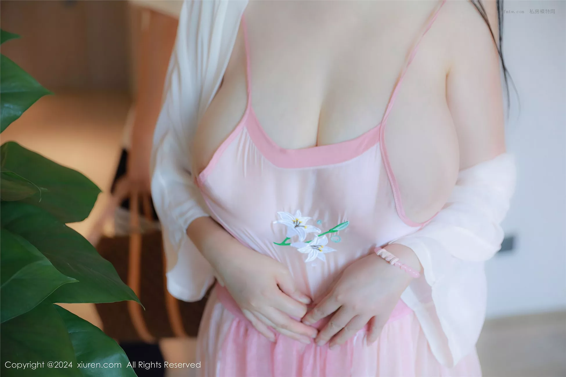 【XIUREN秀人网 Vol.8724 XiuRen】高精细相片 陈柒柒