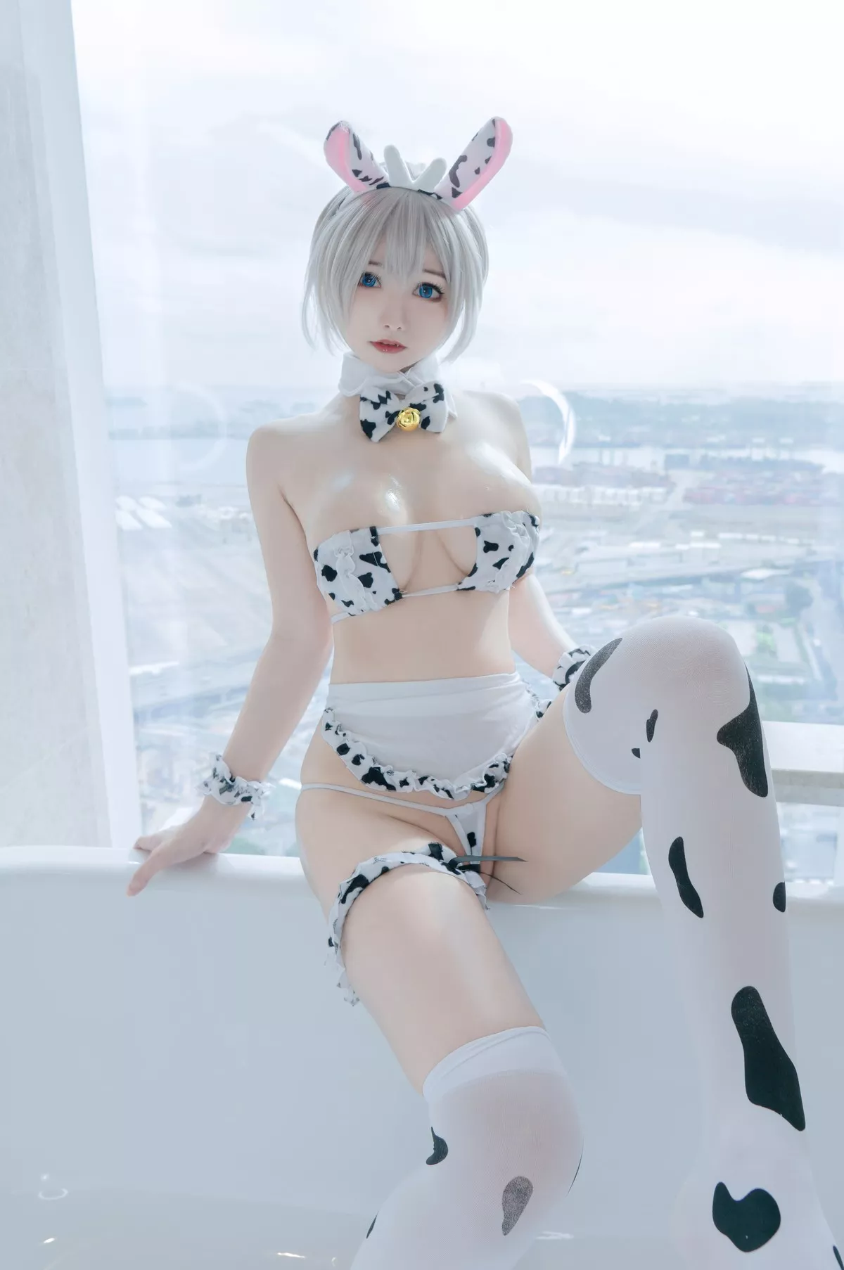 风骚私拍 Uzaki 佳人Cosplay Maid Cow KitKat