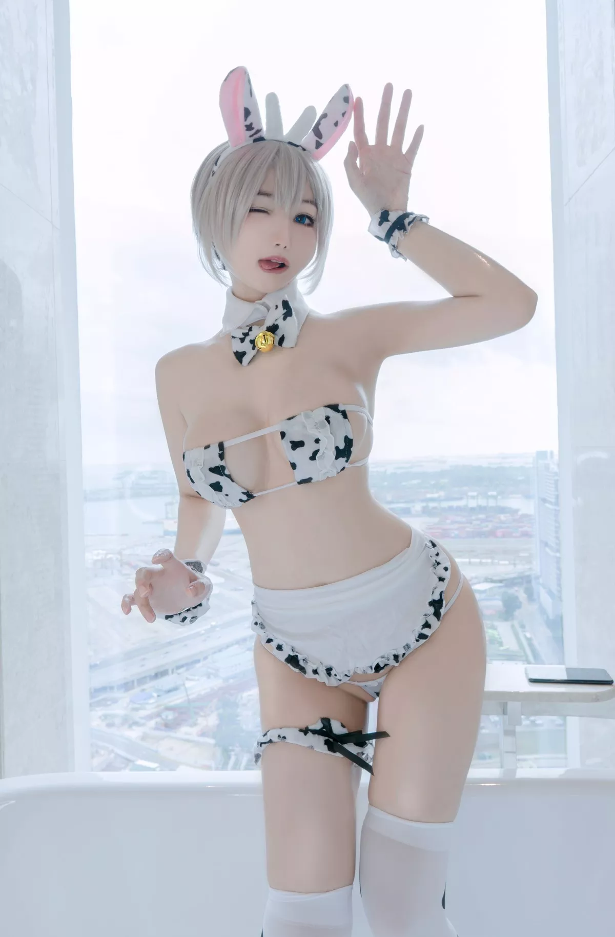 风骚私拍 Uzaki 佳人Cosplay Maid Cow KitKat