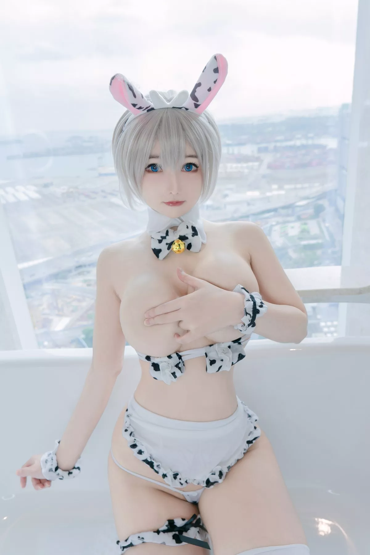 风骚私拍 Uzaki 佳人Cosplay Maid Cow KitKat