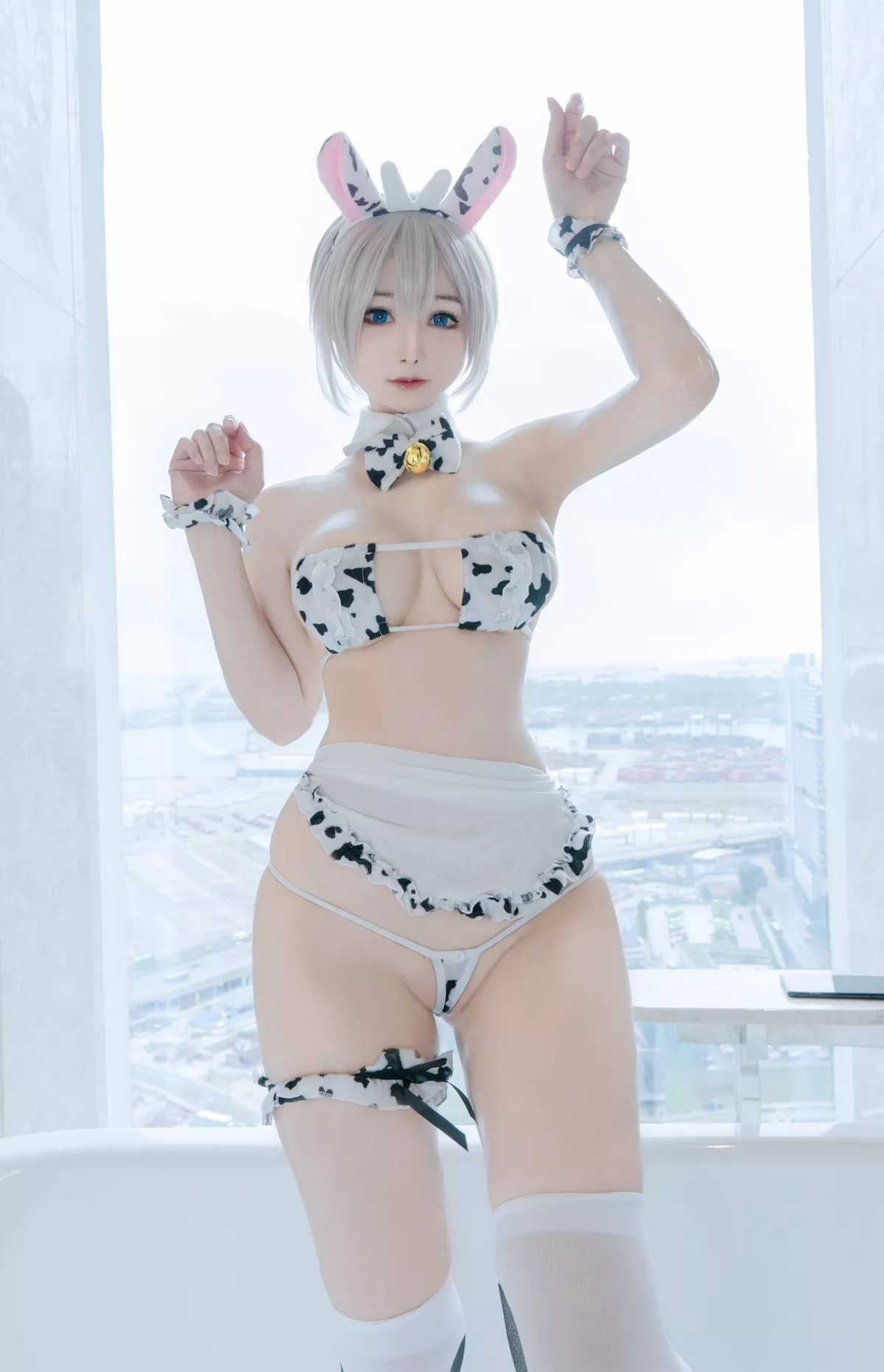 风骚私拍 Uzaki 佳人Cosplay Maid Cow KitKat