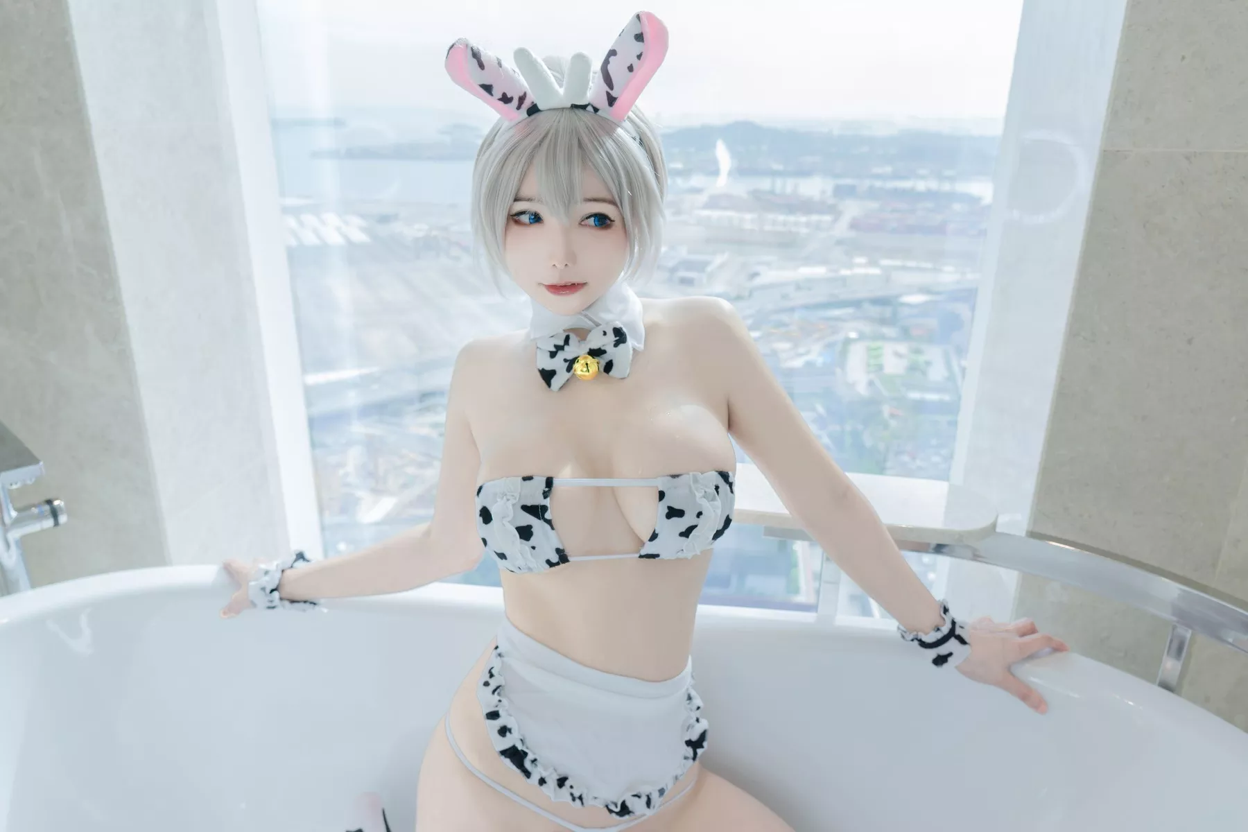 风骚私拍 Uzaki 佳人Cosplay Maid Cow KitKat