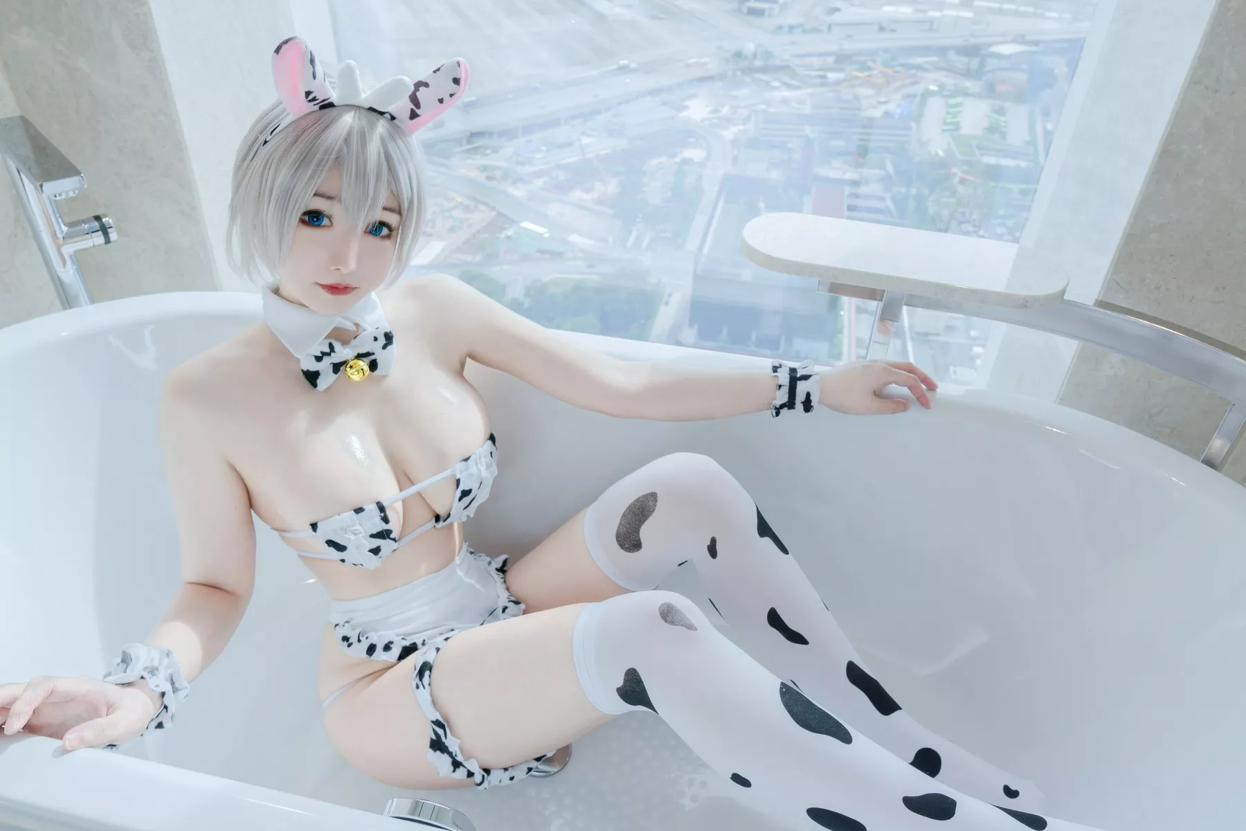 风骚私拍 Uzaki 佳人Cosplay Maid Cow KitKat