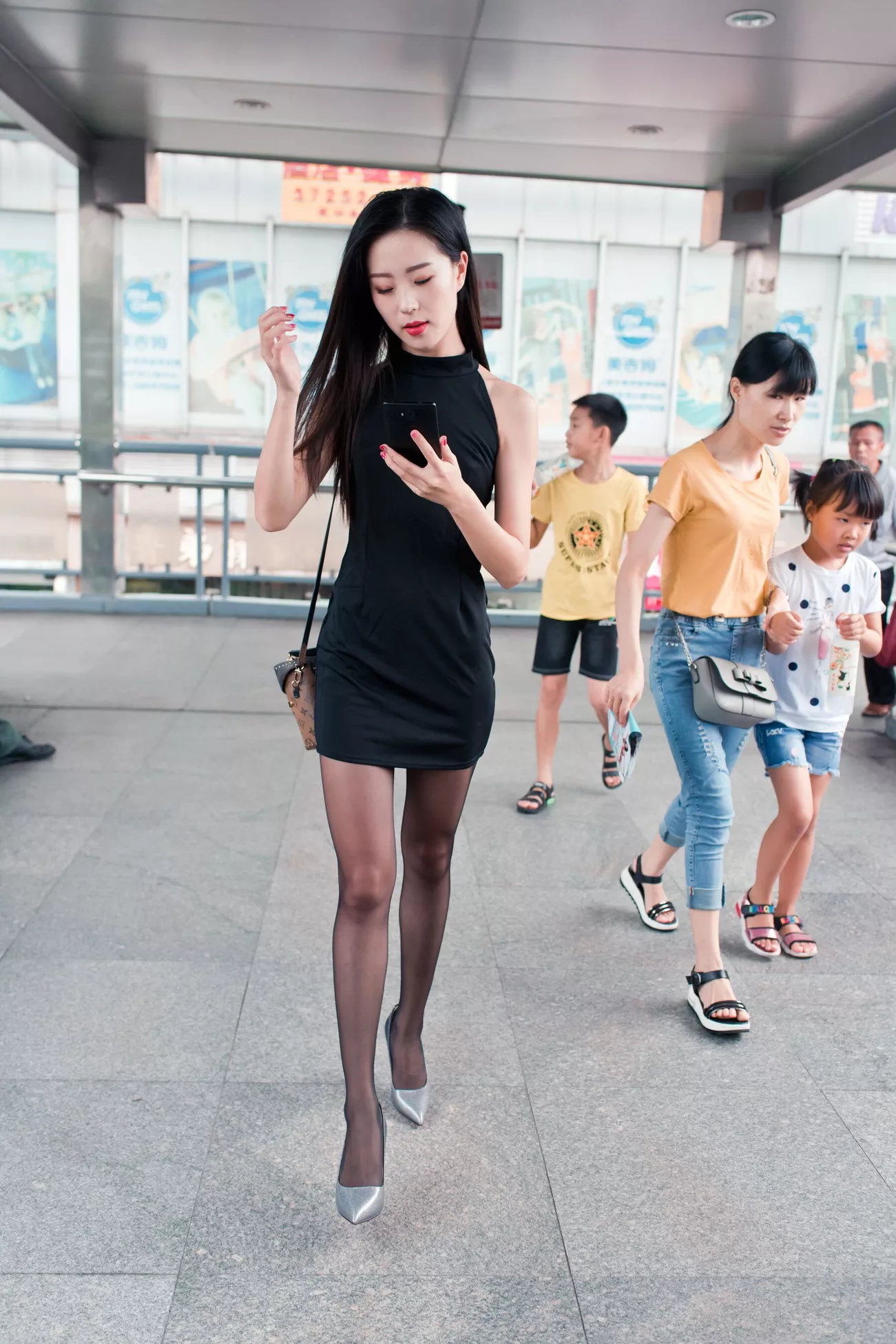 小子怡 高清艺术图套图 Alice《打车奇遇记》