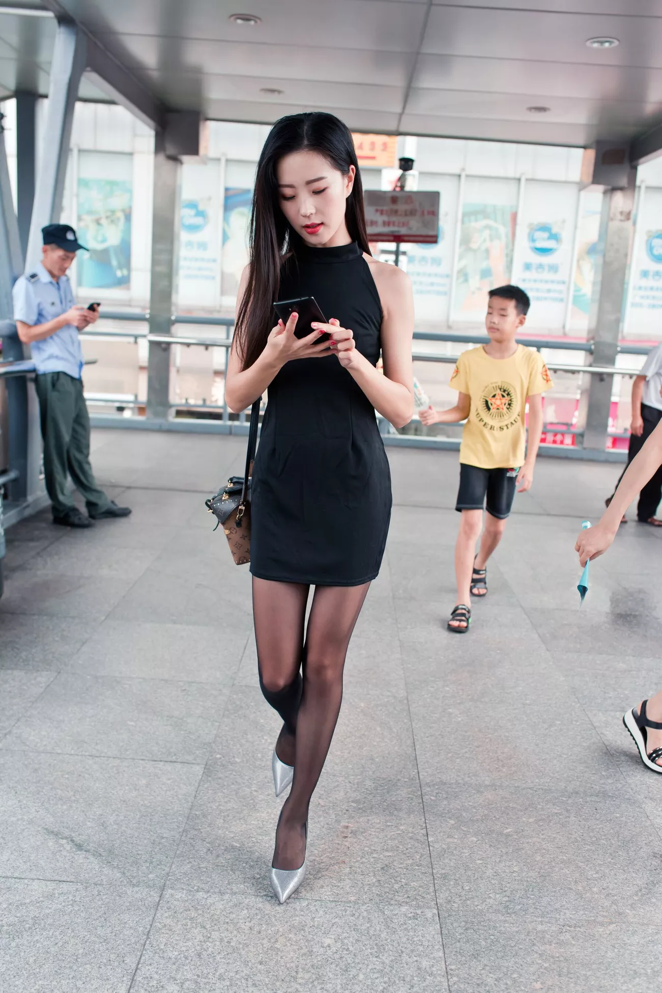 小子怡 高清艺术图套图 Alice《打车奇遇记》