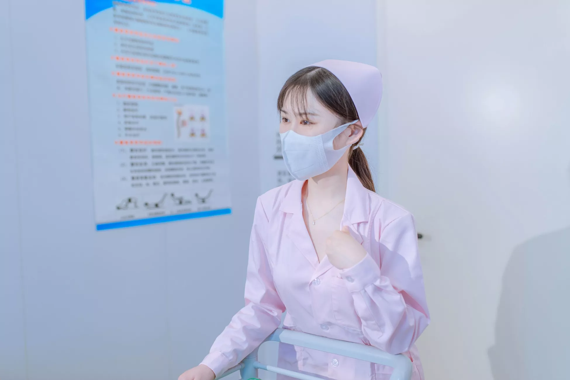 高清艺术图美图 《色女护工》 鹿初