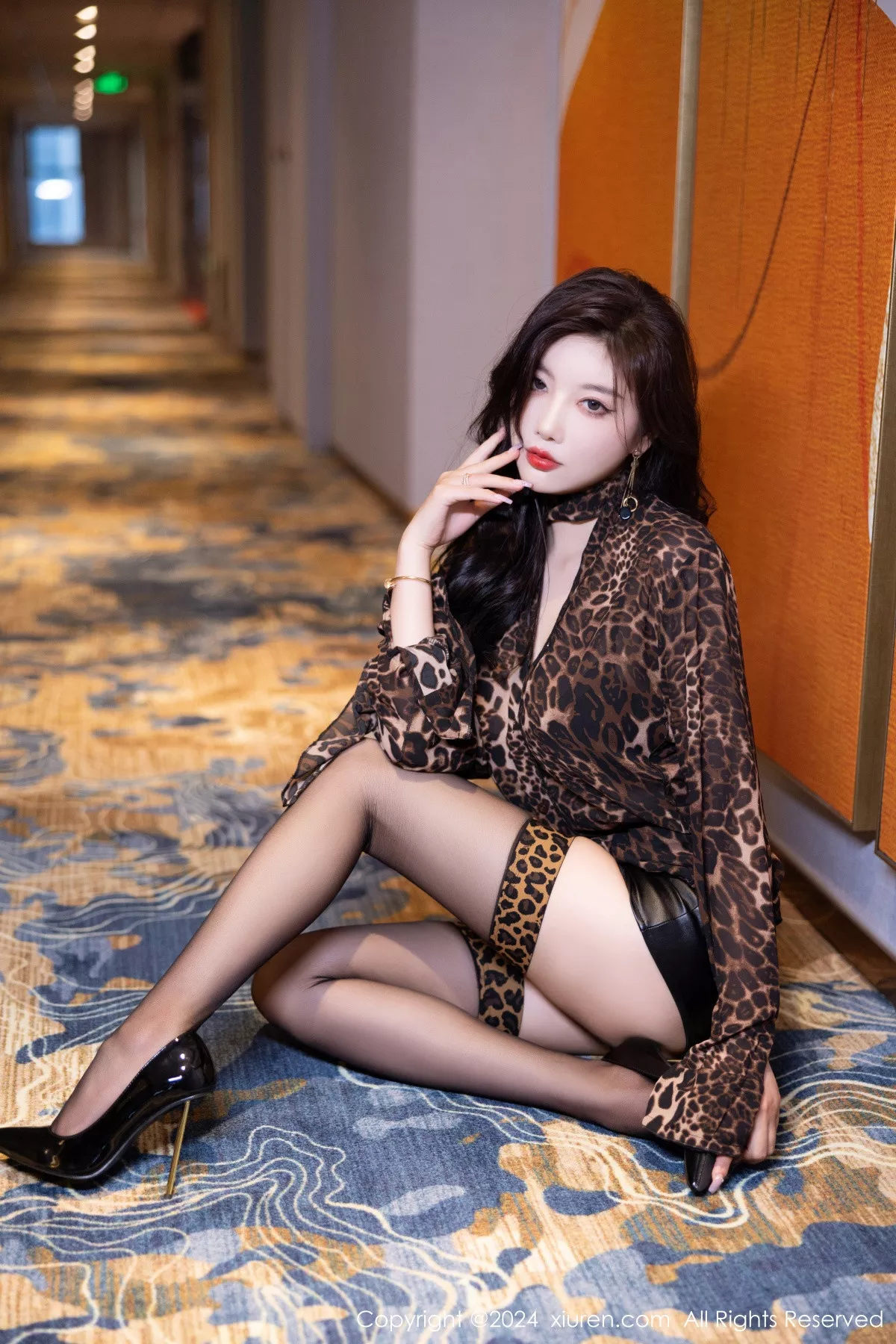 杨晨晨 网XiuRen】 撩人 极致魅惑写真重购 豹纹服饰 黑色内衣 【秀人xiuren 黑丝袜 Vol.8889 女神 Yome