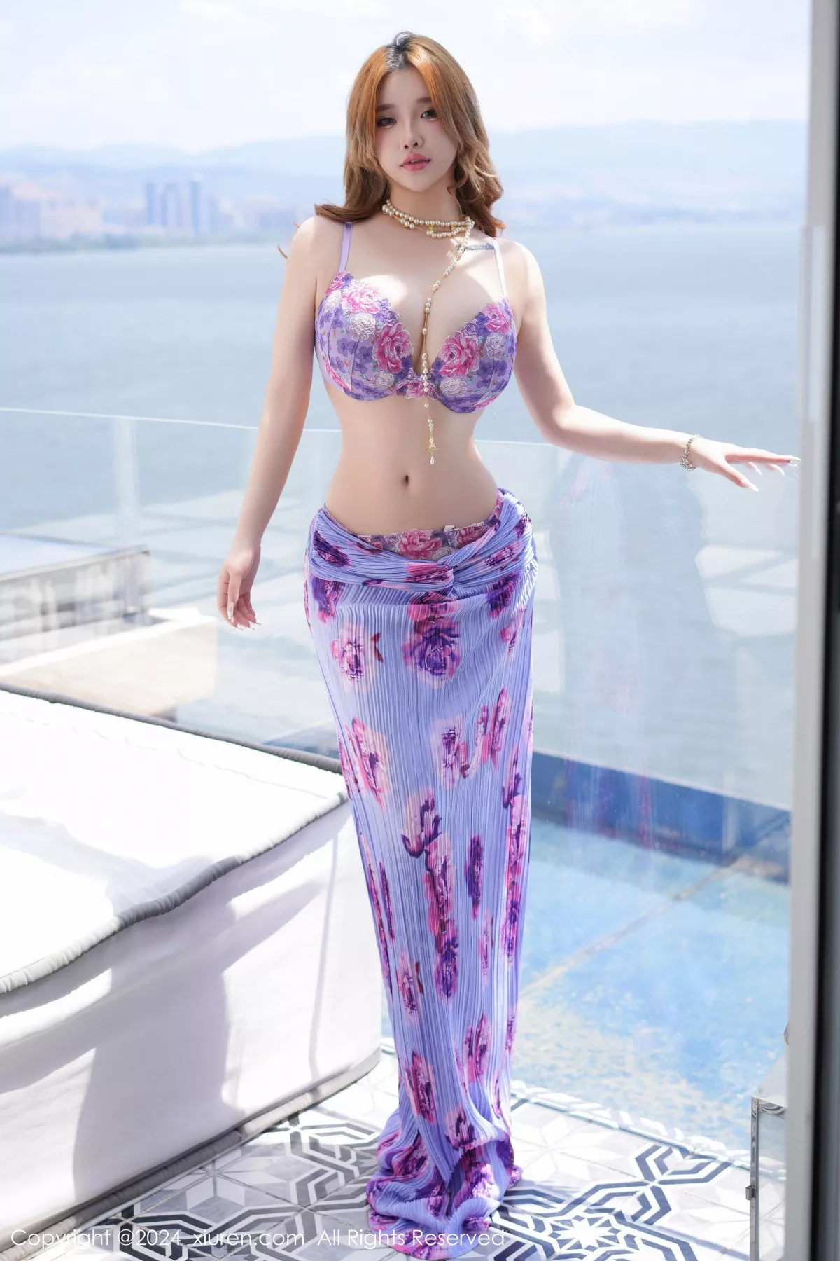 紫色服饰 风情 Rena 【秀人XiuRen 紫色泳装 小海臀 网XiuRen】 模特 撩人私房诱人精摄 秀丰满身段 No.8887