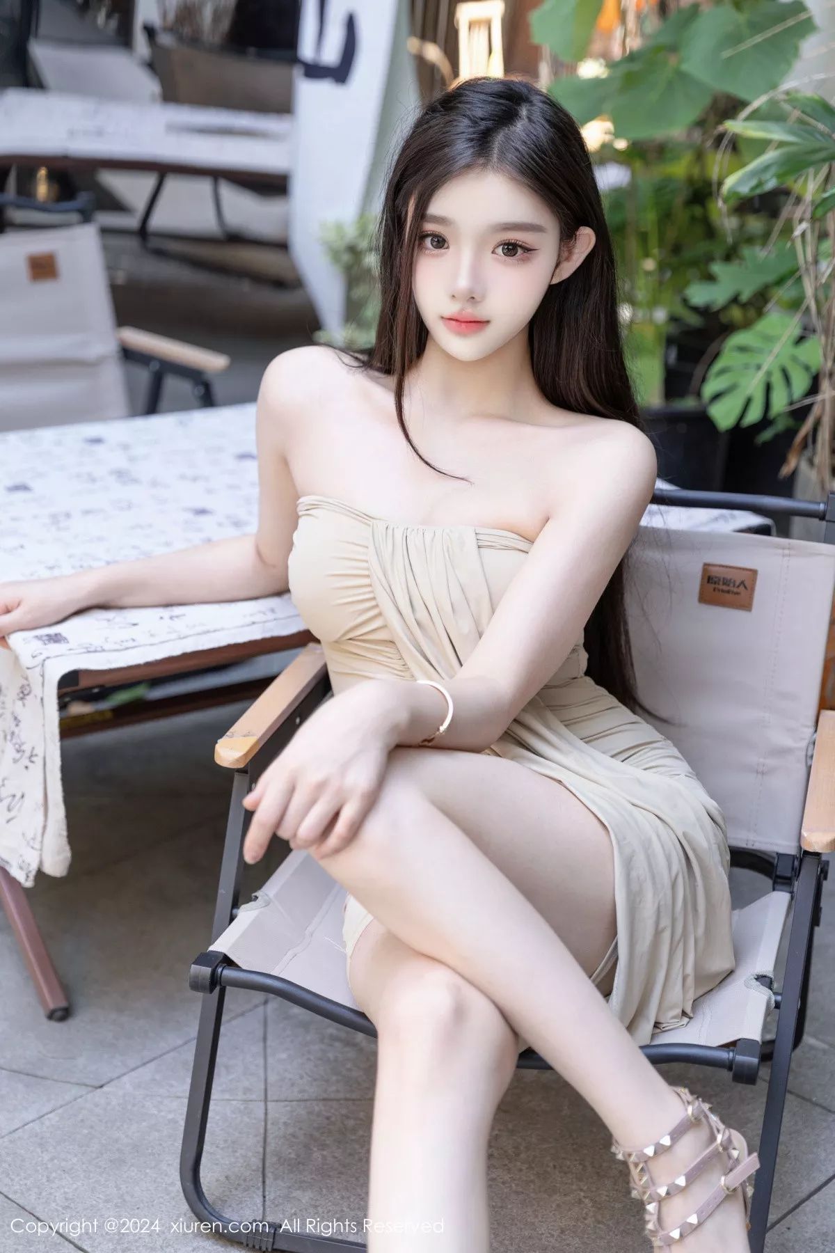 网XiuRen】 私房性情精摄 龙雪儿 【xiuren秀人 艳模 黑色内衣 半撩 Vol.8883 米色吊带短裙 妩媚 秀大屁股纤腿