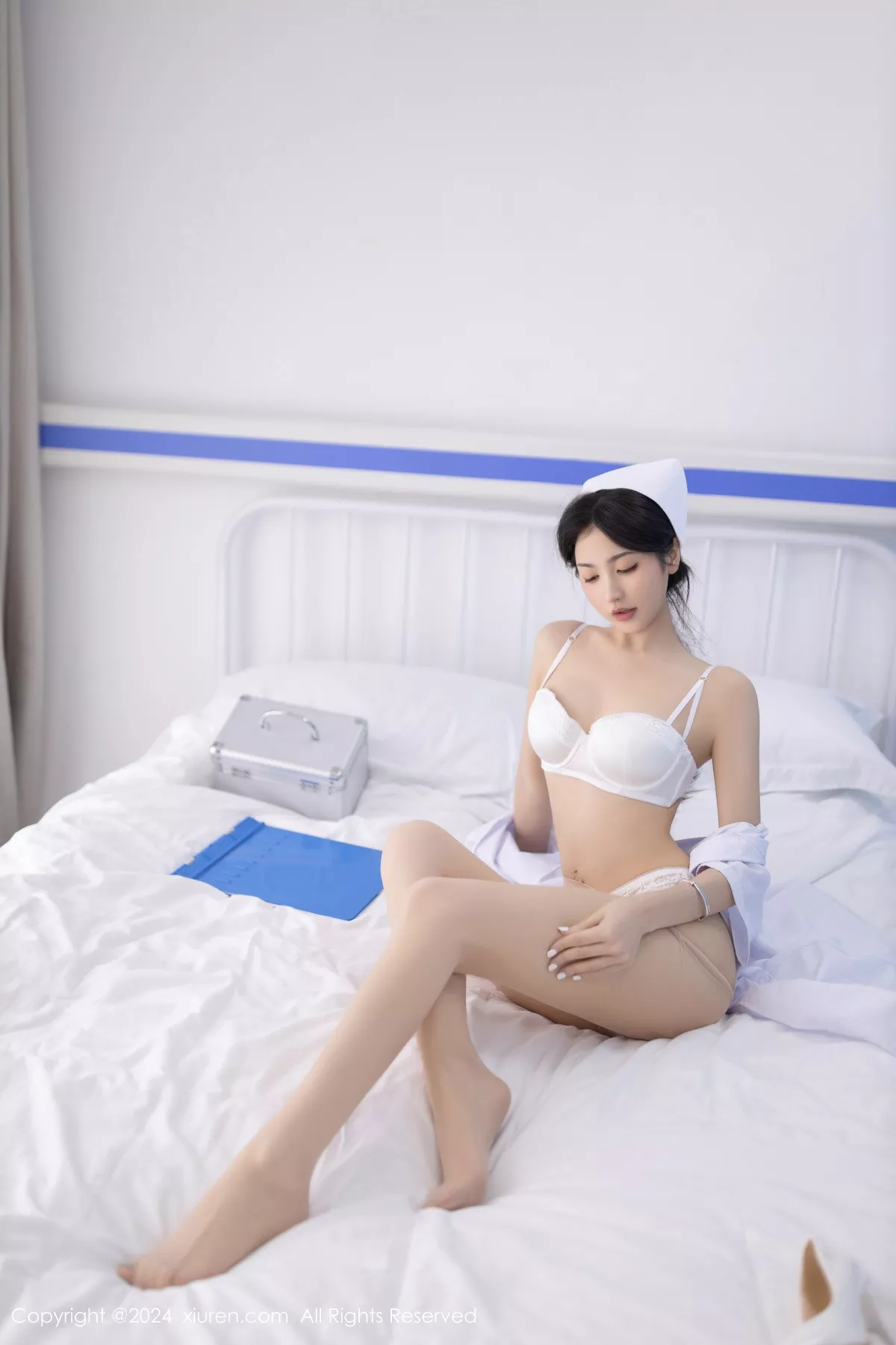 【xiuren秀人 鱼尾fish 秀丰润身姿 Vol.8897 艳模 超薄肉丝 白色看护服 风度 网XiuRen】 撩人密拍写真重购