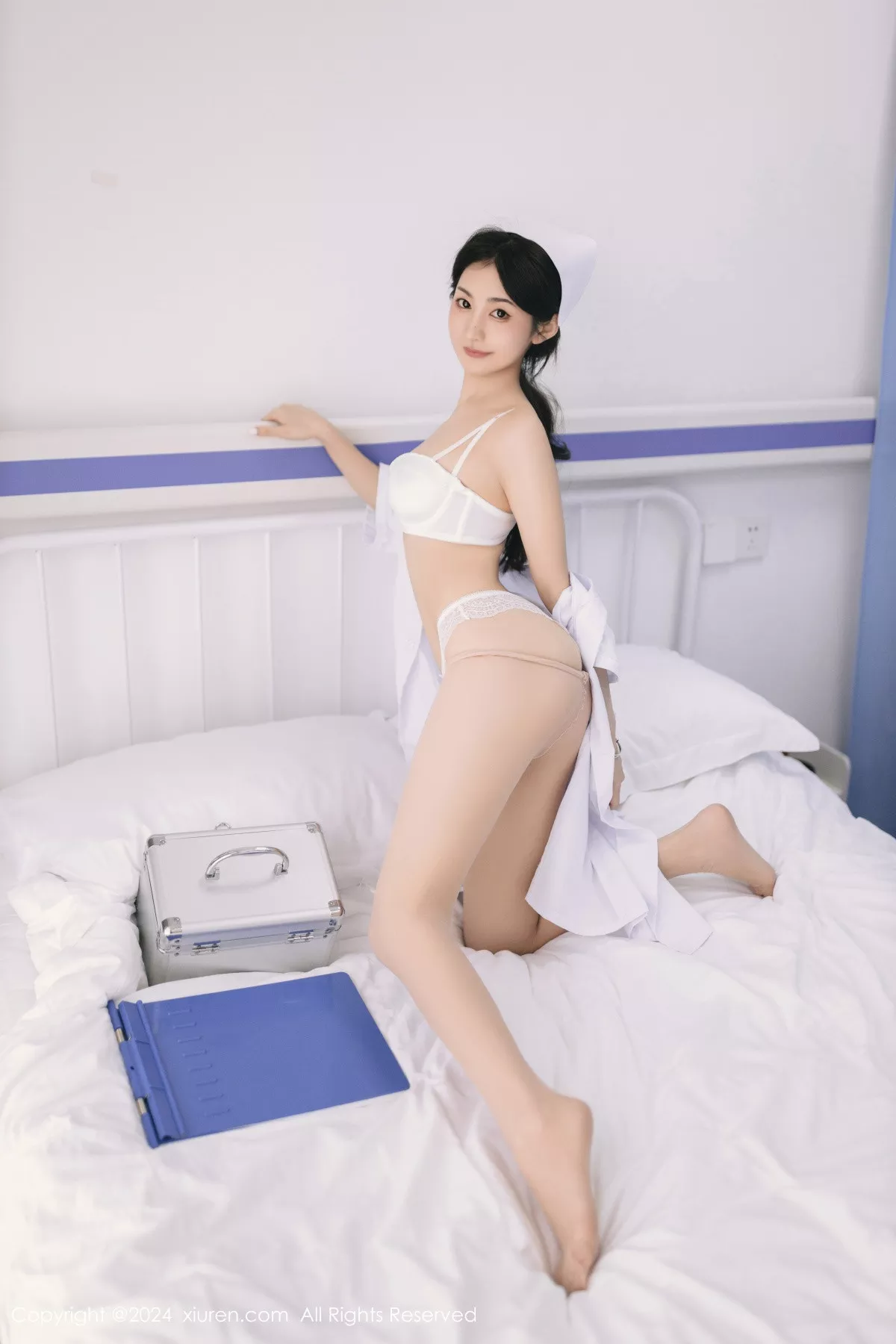 【xiuren秀人 鱼尾fish 秀丰润身姿 Vol.8897 艳模 超薄肉丝 白色看护服 风度 网XiuRen】 撩人密拍写真重购