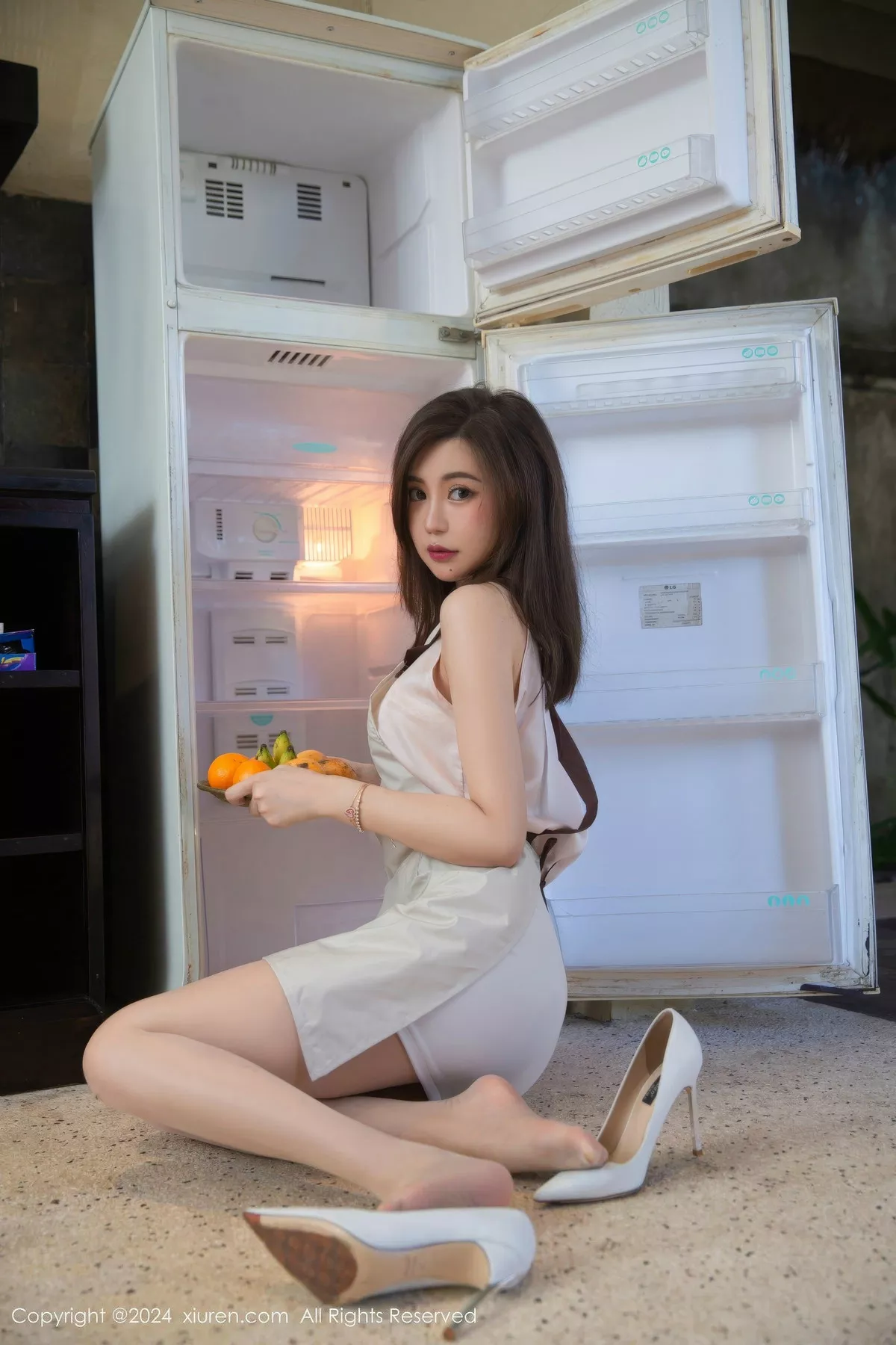 魅魔厨娘 尤物 薄透肉色丝袜 秀臀翘美腿 网XiuRen】 诱惑写真重组 绮里嘉 No.8903 ula 粉色内衣 【秀人