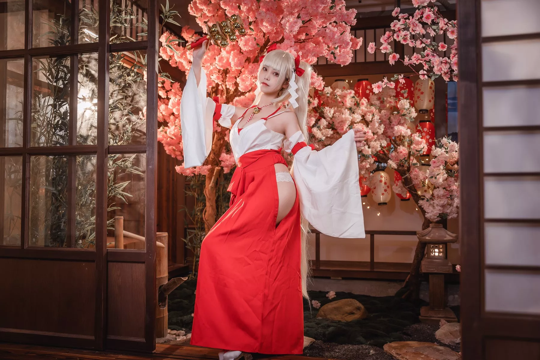 可畏巫女 Cosplay 蜜汁猫裘 美女 密拍 魅魔