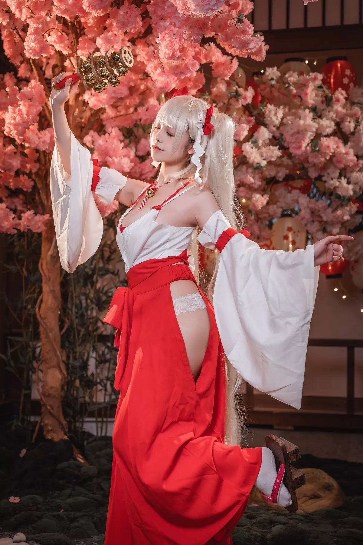 可畏巫女 Cosplay 蜜汁猫裘 美女 密拍 魅魔