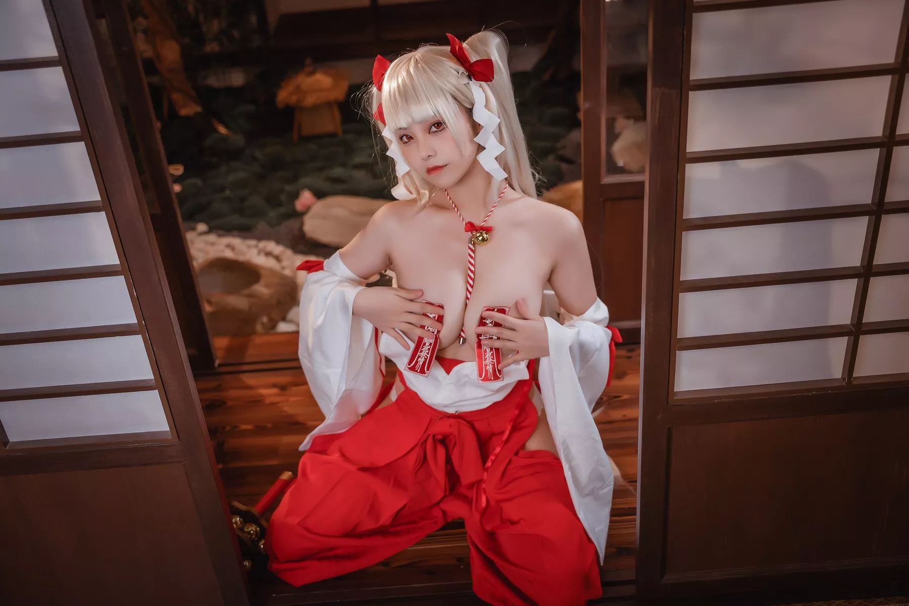 可畏巫女 Cosplay 蜜汁猫裘 美女 密拍 魅魔