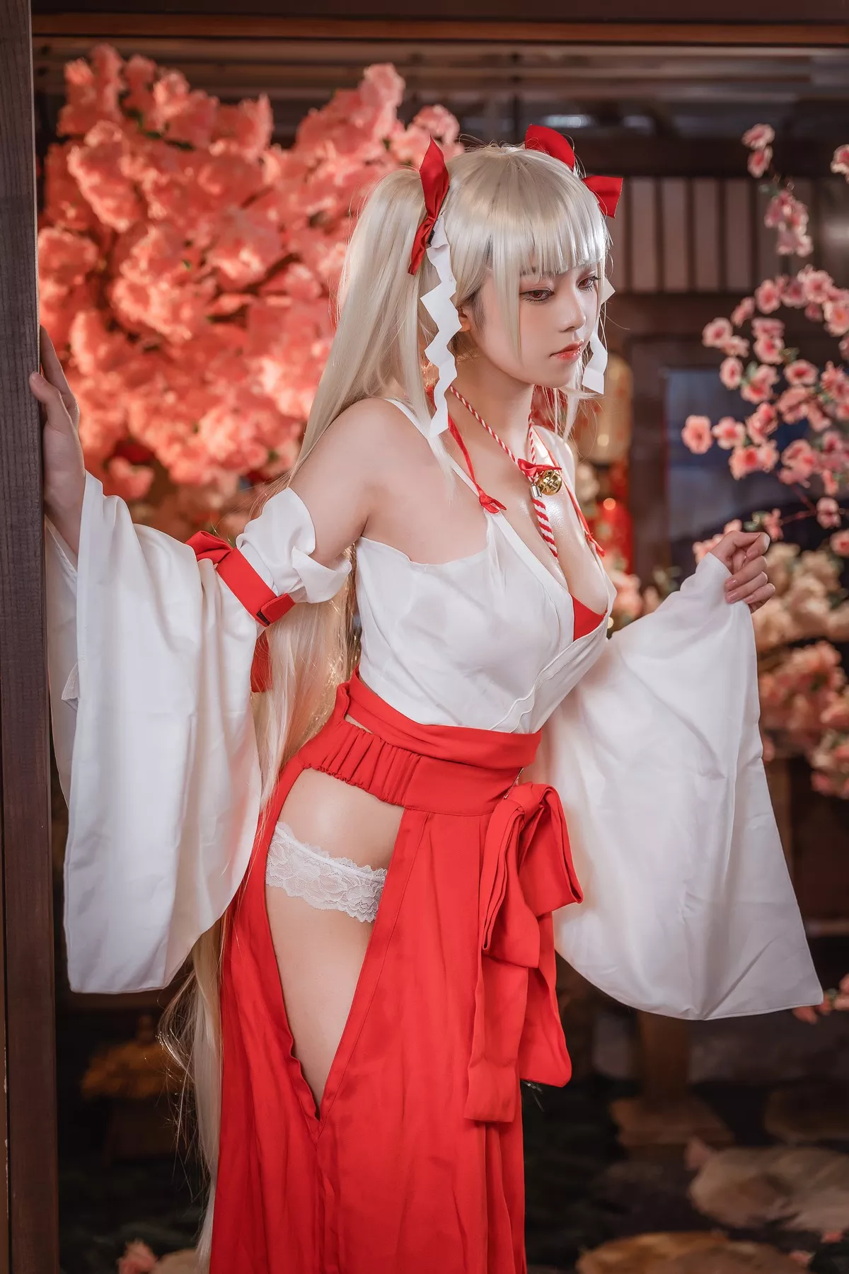 可畏巫女 Cosplay 蜜汁猫裘 美女 密拍 魅魔