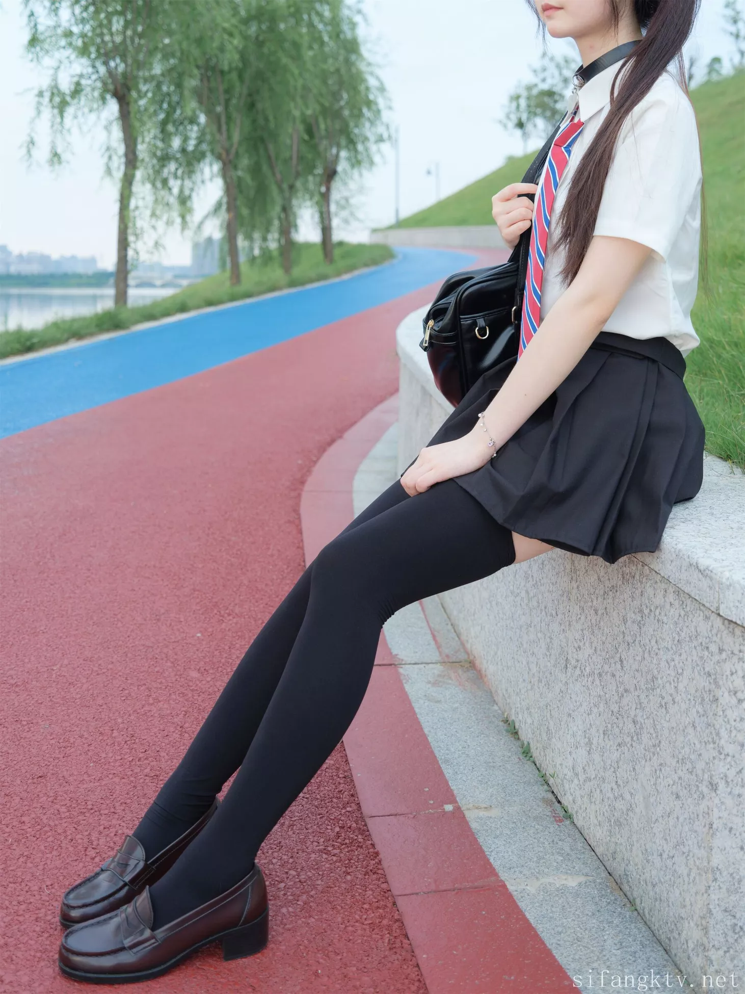 高质像片组图 《黑丝JK》 小恩