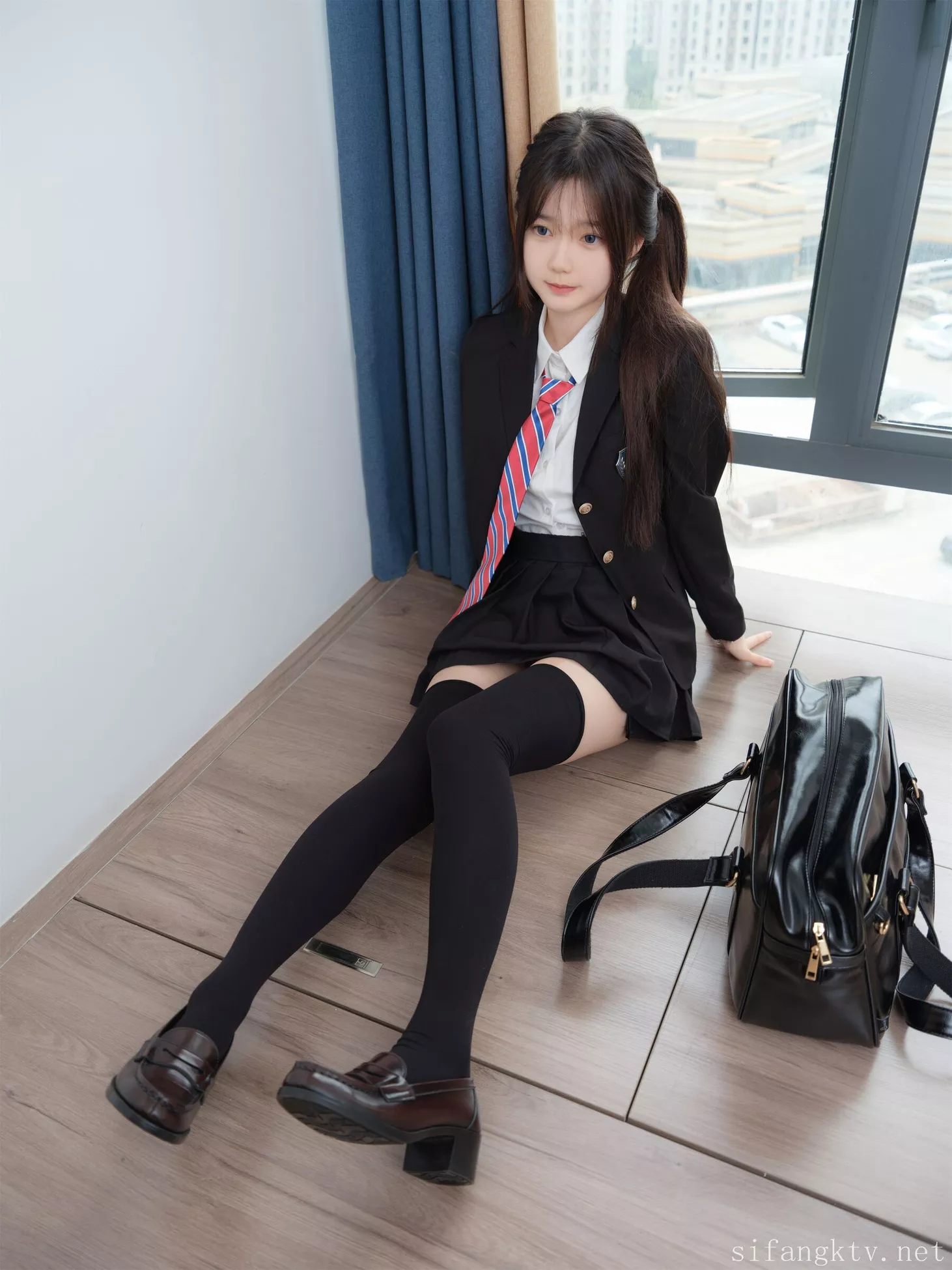 高质像片组图 《黑丝JK》 小恩