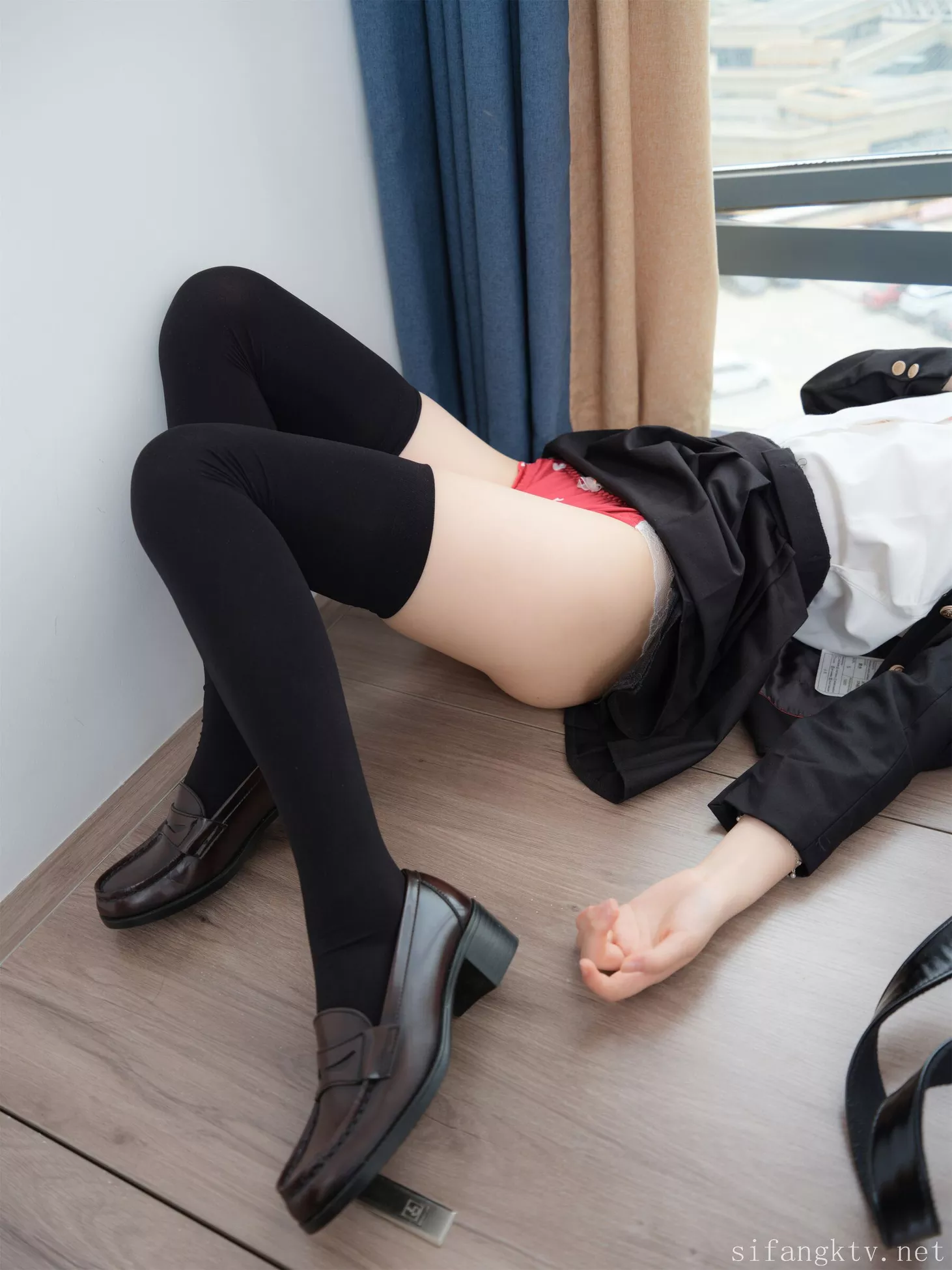 高质像片组图 《黑丝JK》 小恩