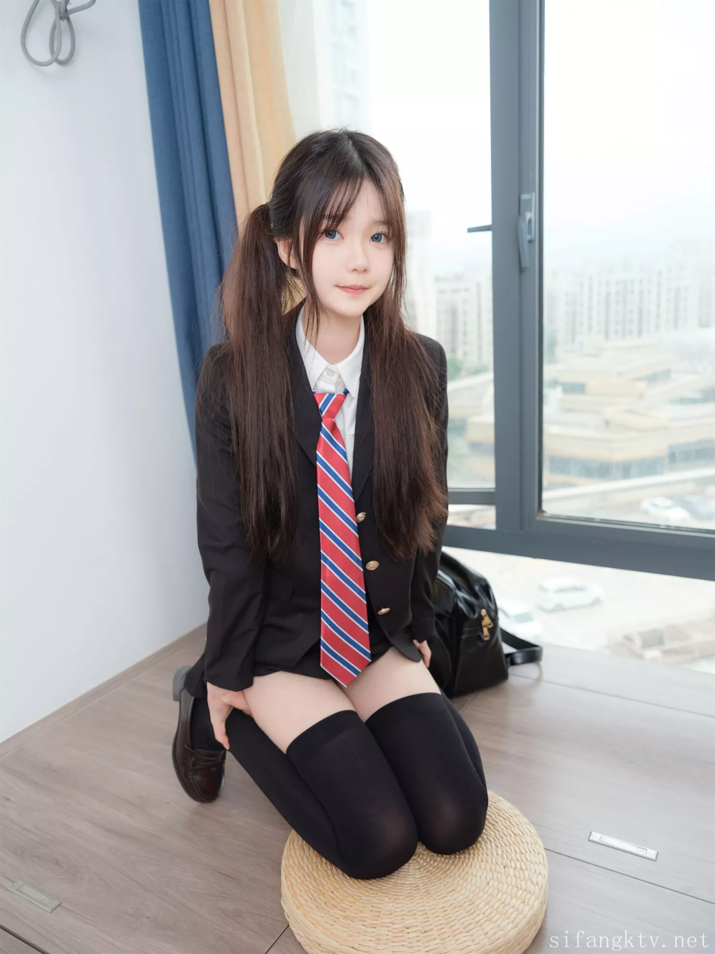 高质像片组图 《黑丝JK》 小恩