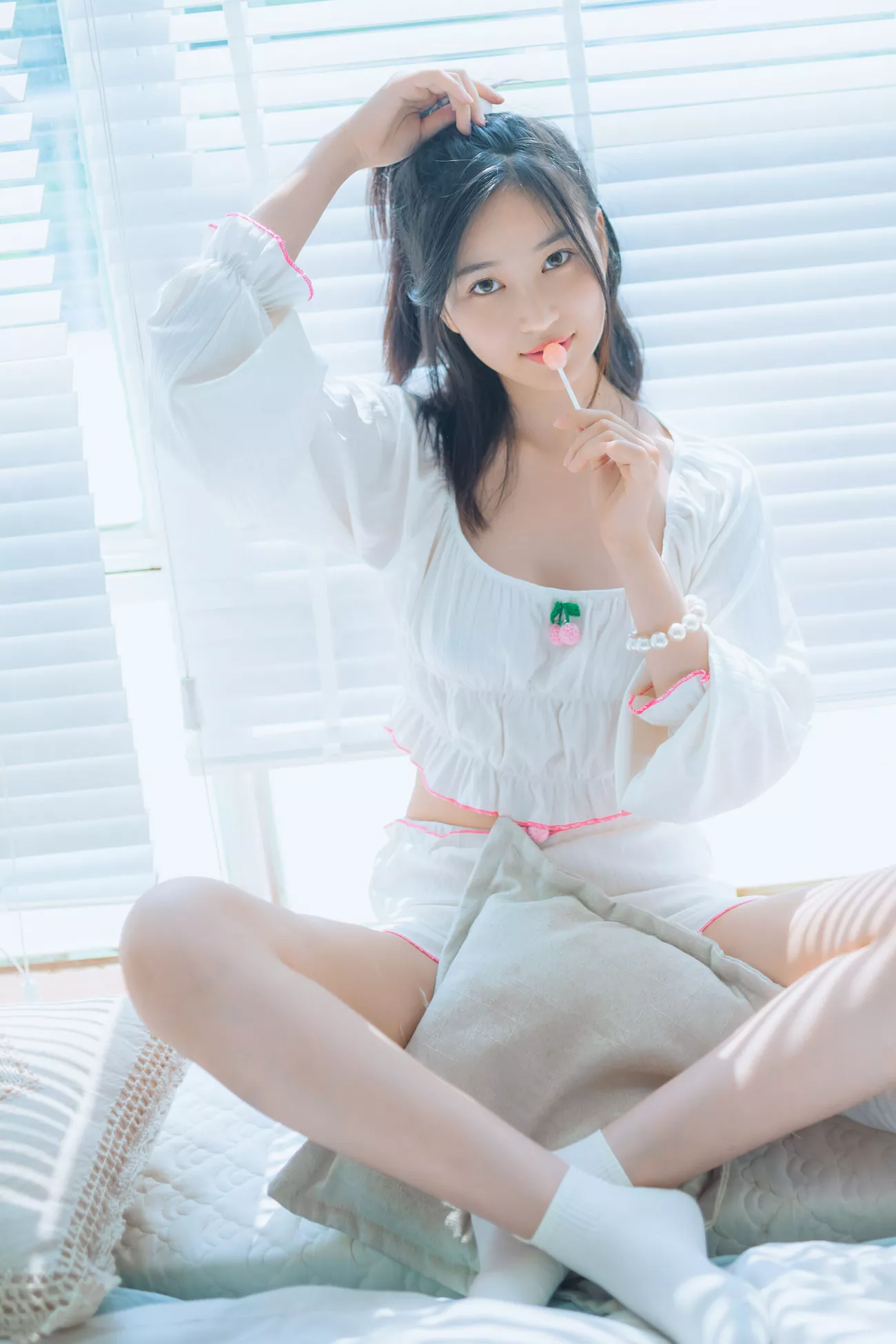 《吃棒棒糖的学生》 高质写真组图 年年
