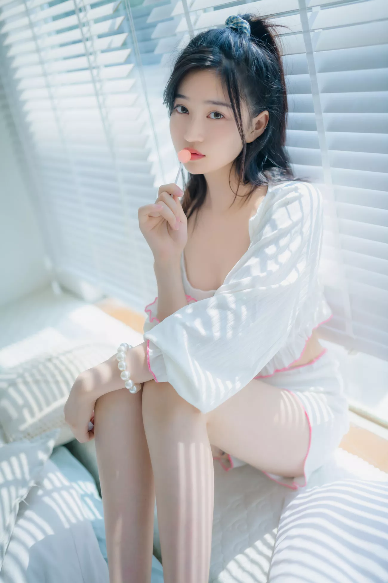 《吃棒棒糖的学生》 高质写真组图 年年
