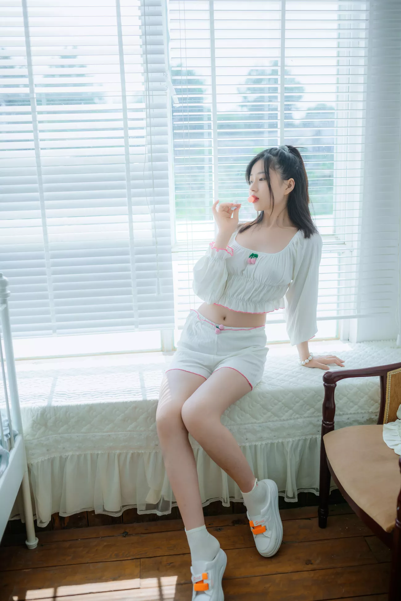 《吃棒棒糖的学生》 高质写真组图 年年