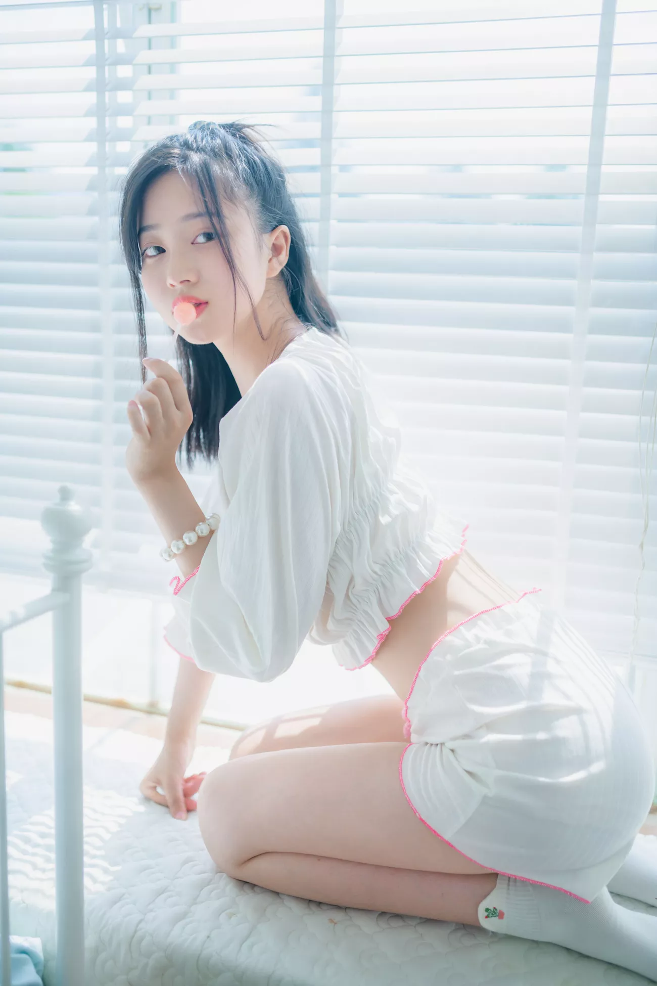 《吃棒棒糖的学生》 高质写真组图 年年